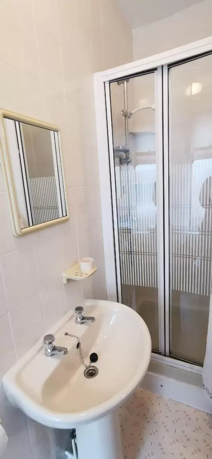 Bathroom in Dunromin Hotel