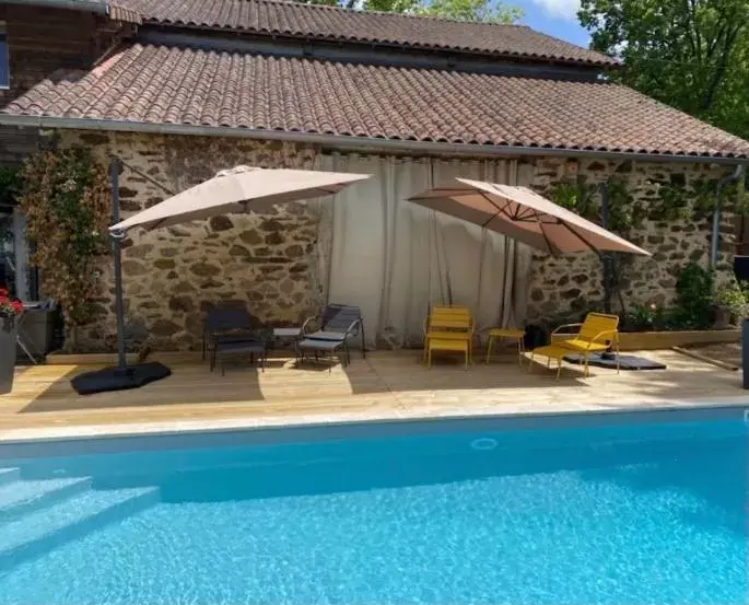 Swimming Pool in Les Chambres Lauryvan