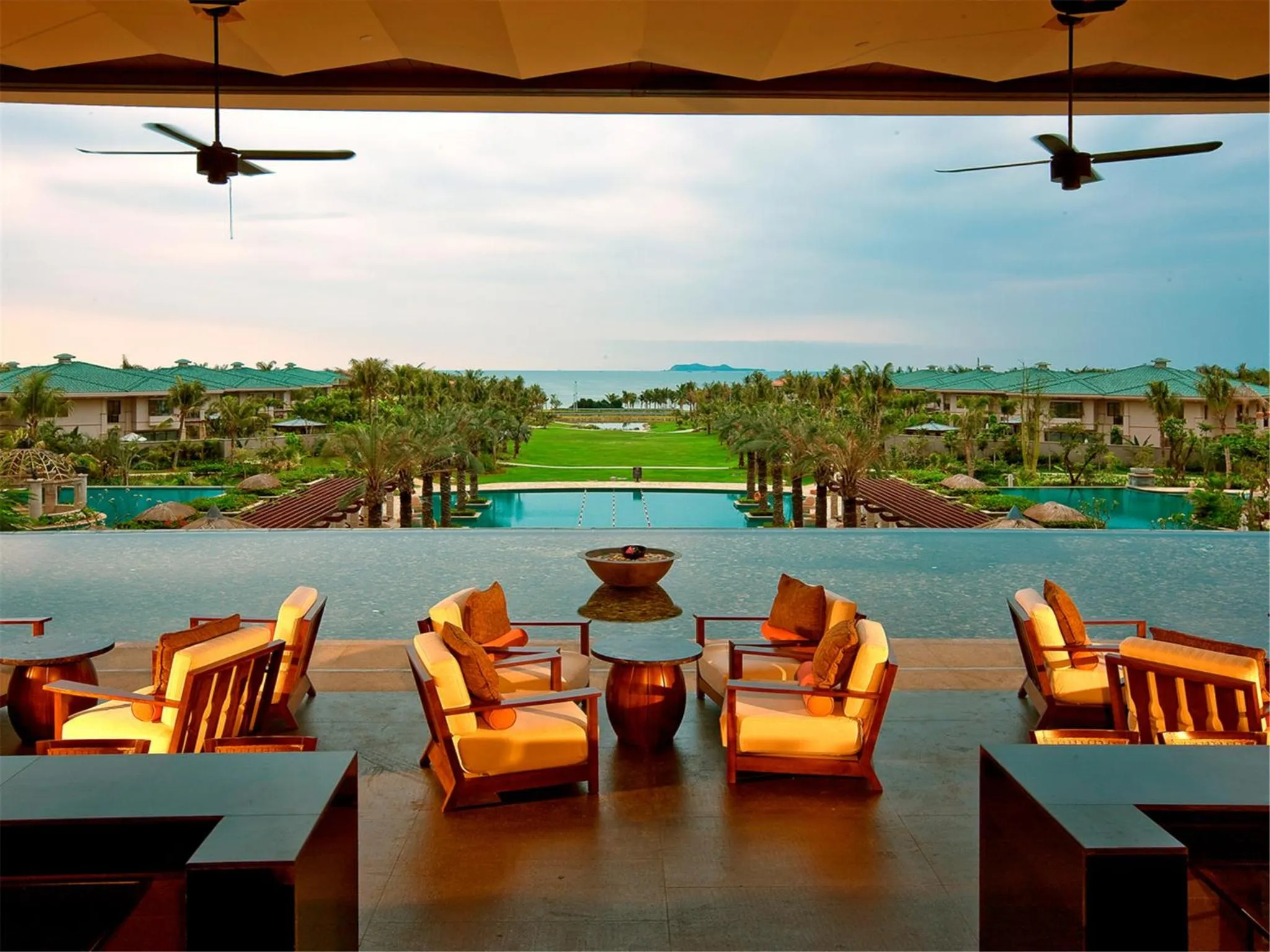 Lounge or bar in Howard Johnson Resort Sanya Bay