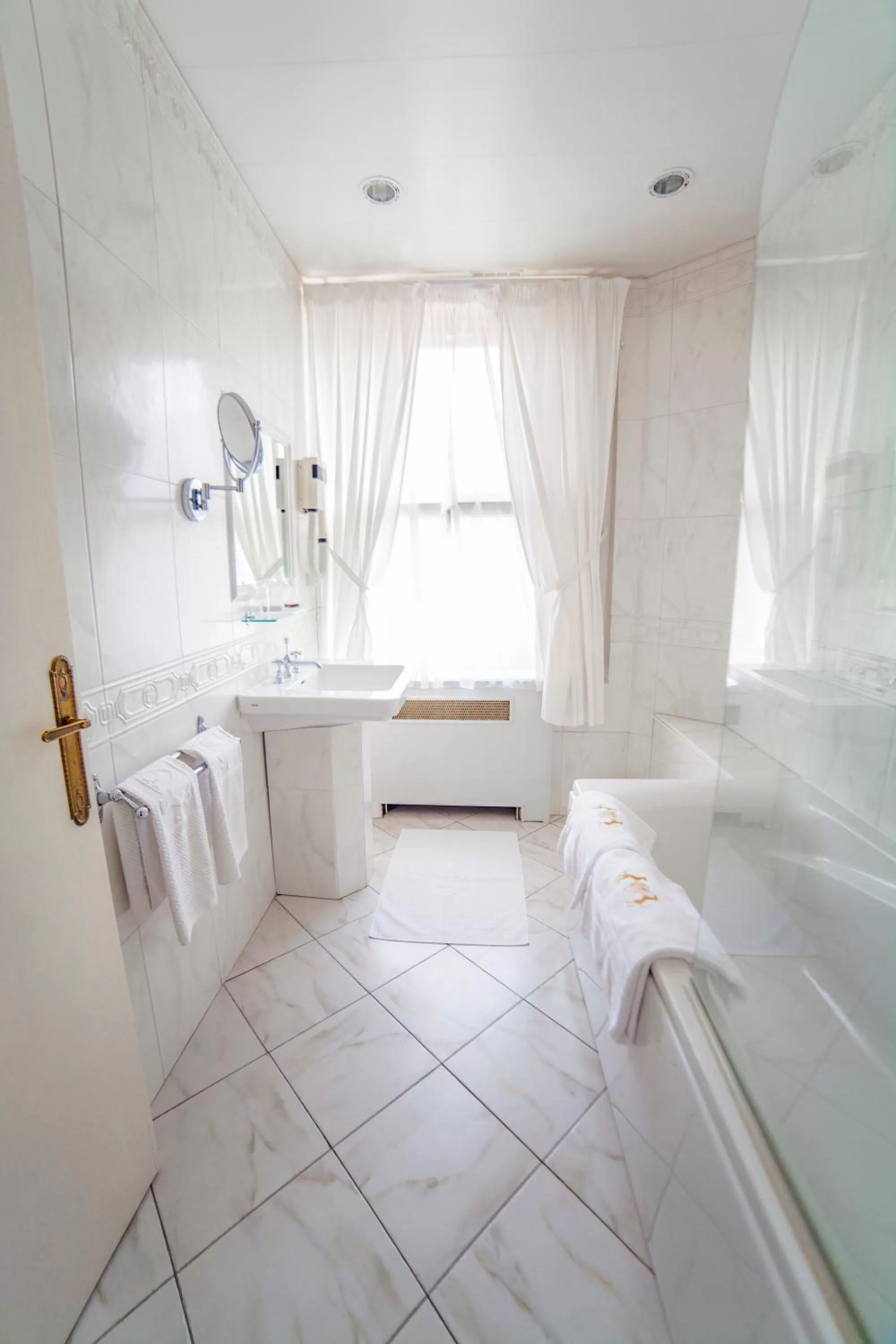 Photo of the whole room, Bed in Hotel Meurice