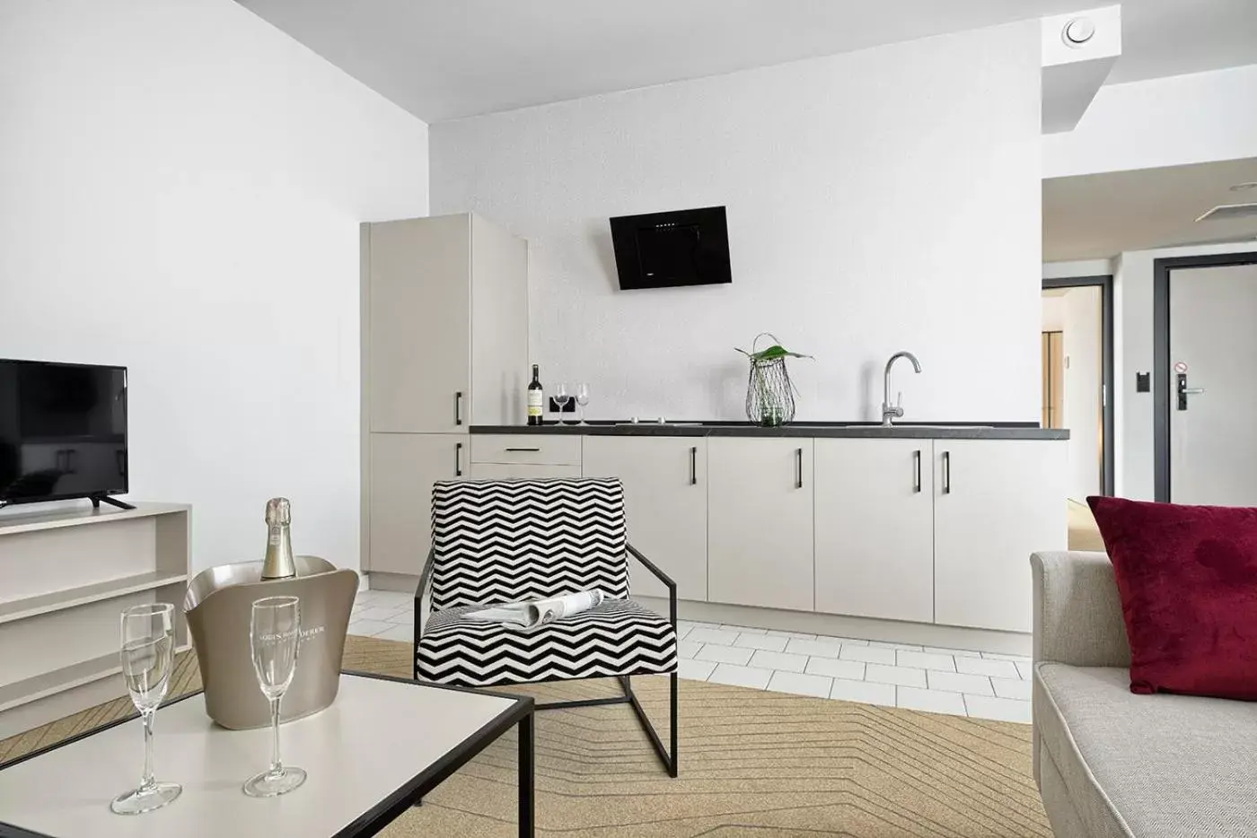 Kitchen or kitchenette, TV/Entertainment Center in Arche Hotel Krakowska