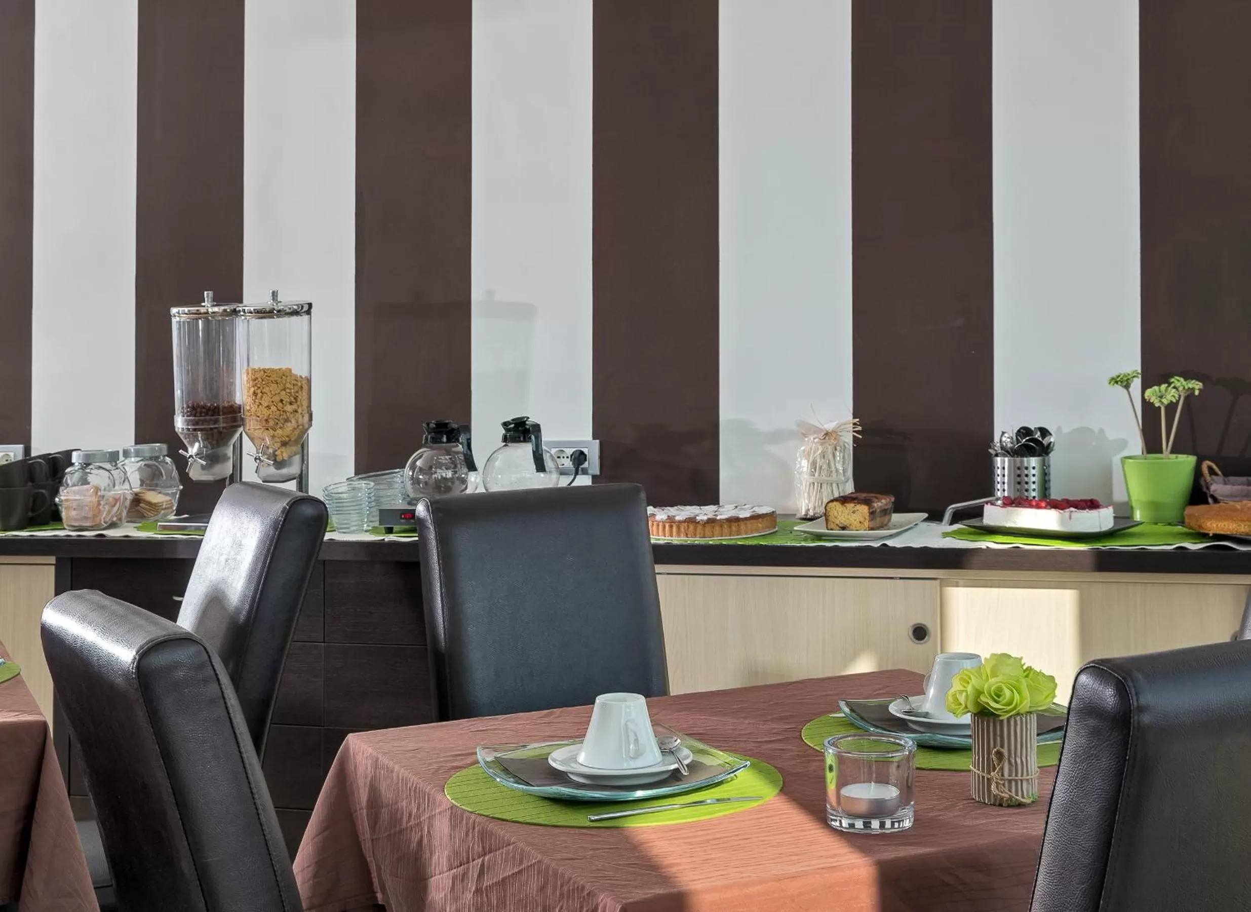 Restaurant/places to eat in De Maria House