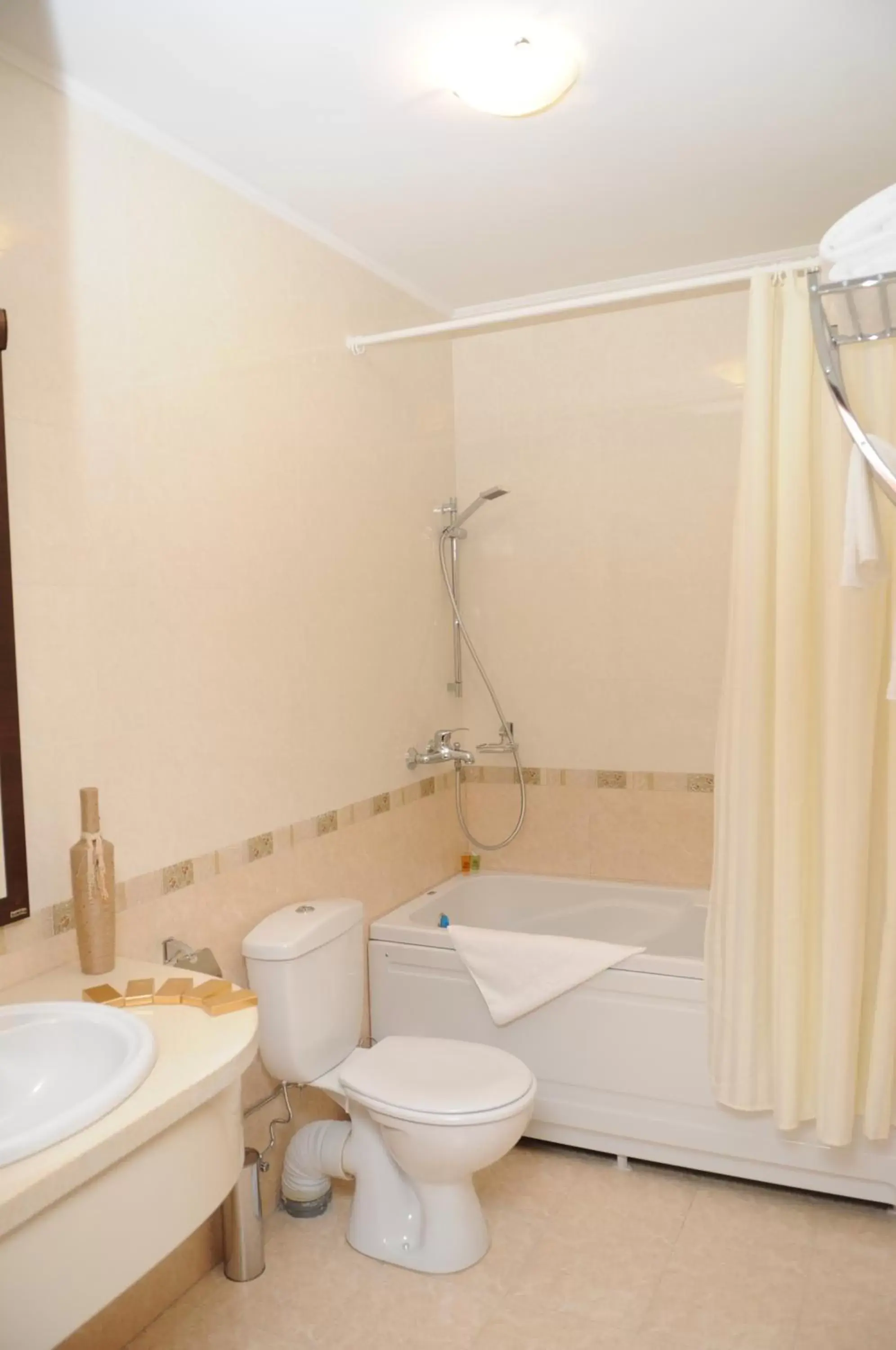 Toilet in Manhattan Hotel & Restaurant Toilet in Manhattan Hotel & Restaurant