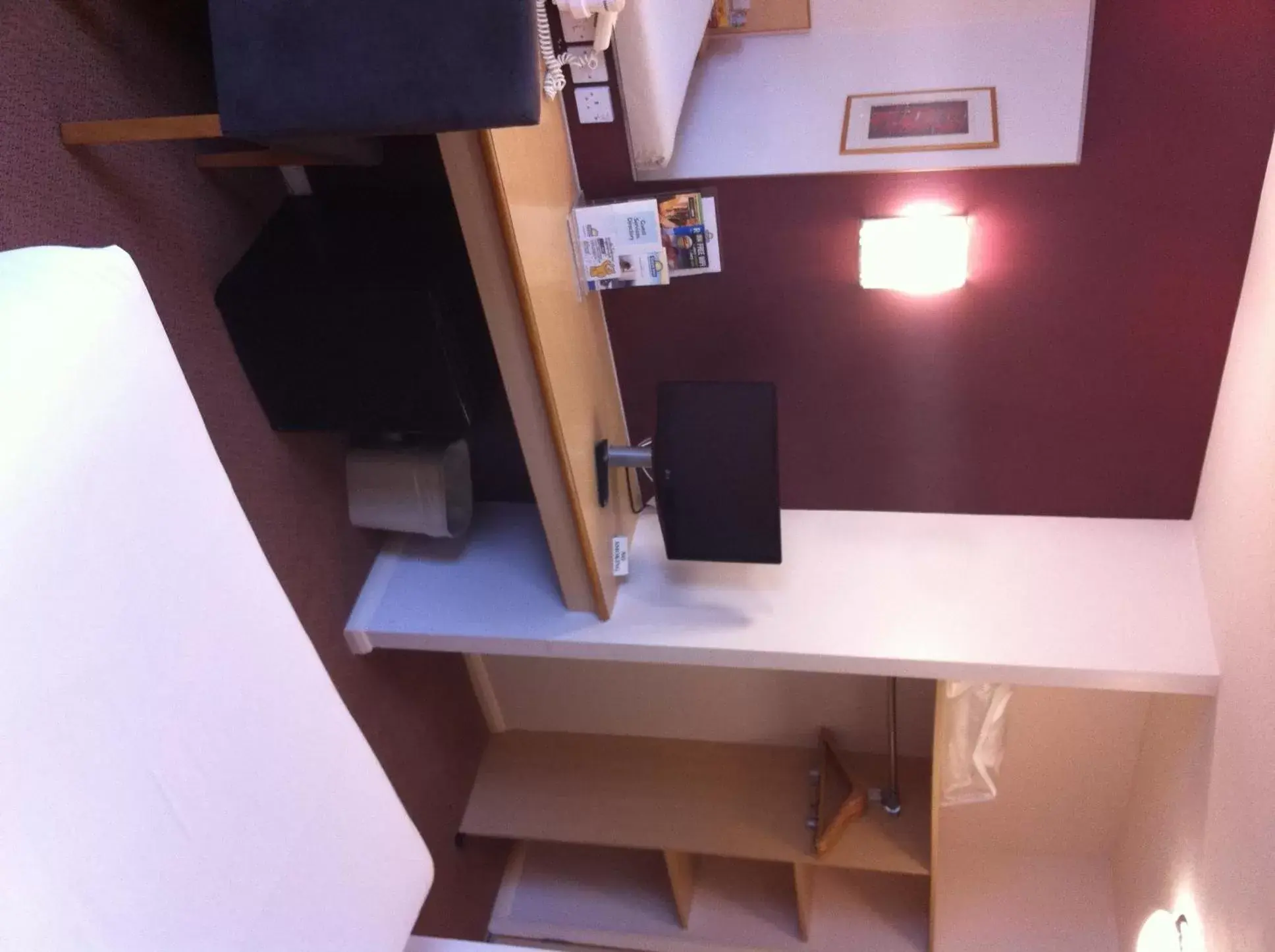TV and multimedia, TV/Entertainment Center in Days Inn Hotel Warwick South - Southbound M40