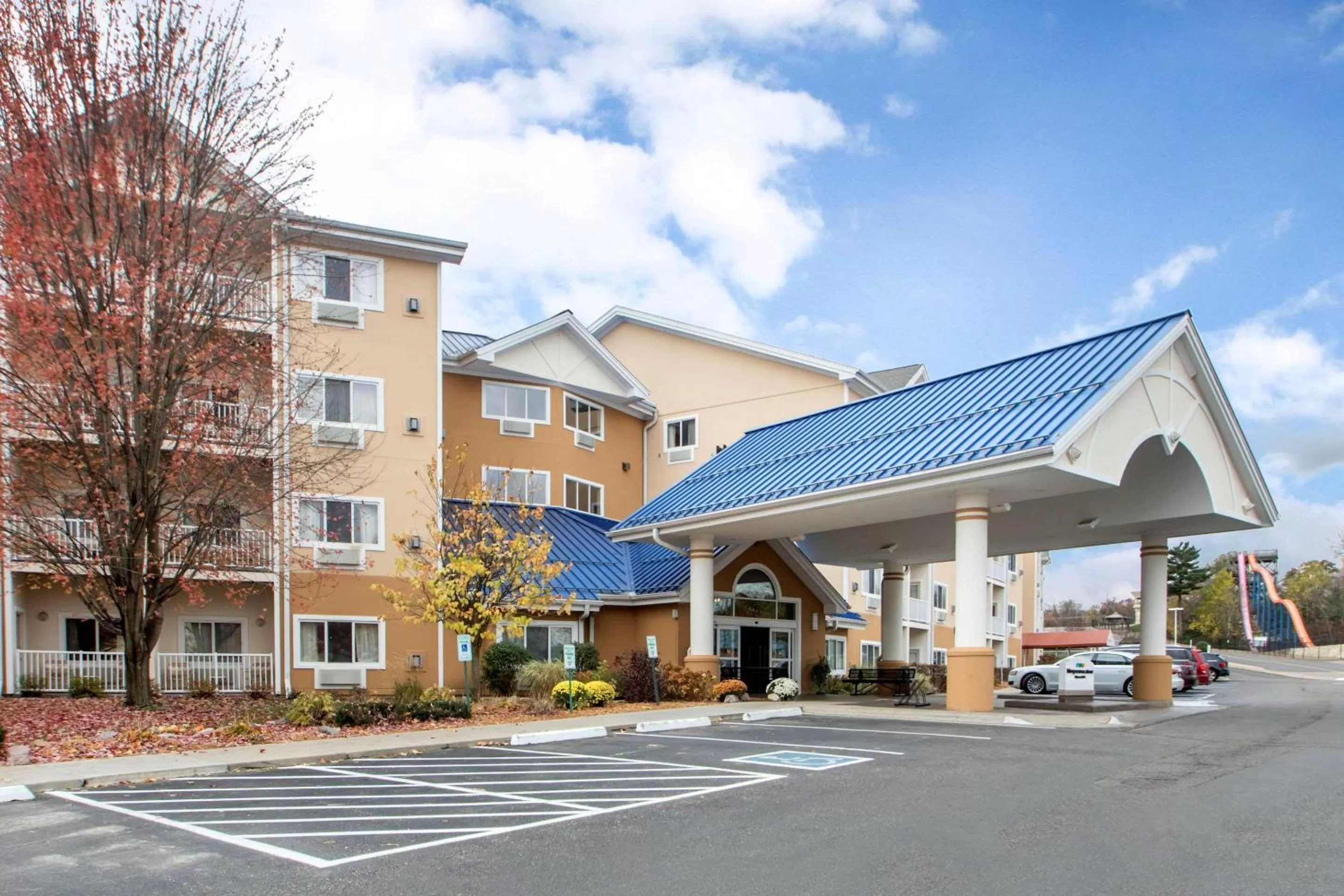 Property building in Bluegreen Vacations Odyssey Dells Resort