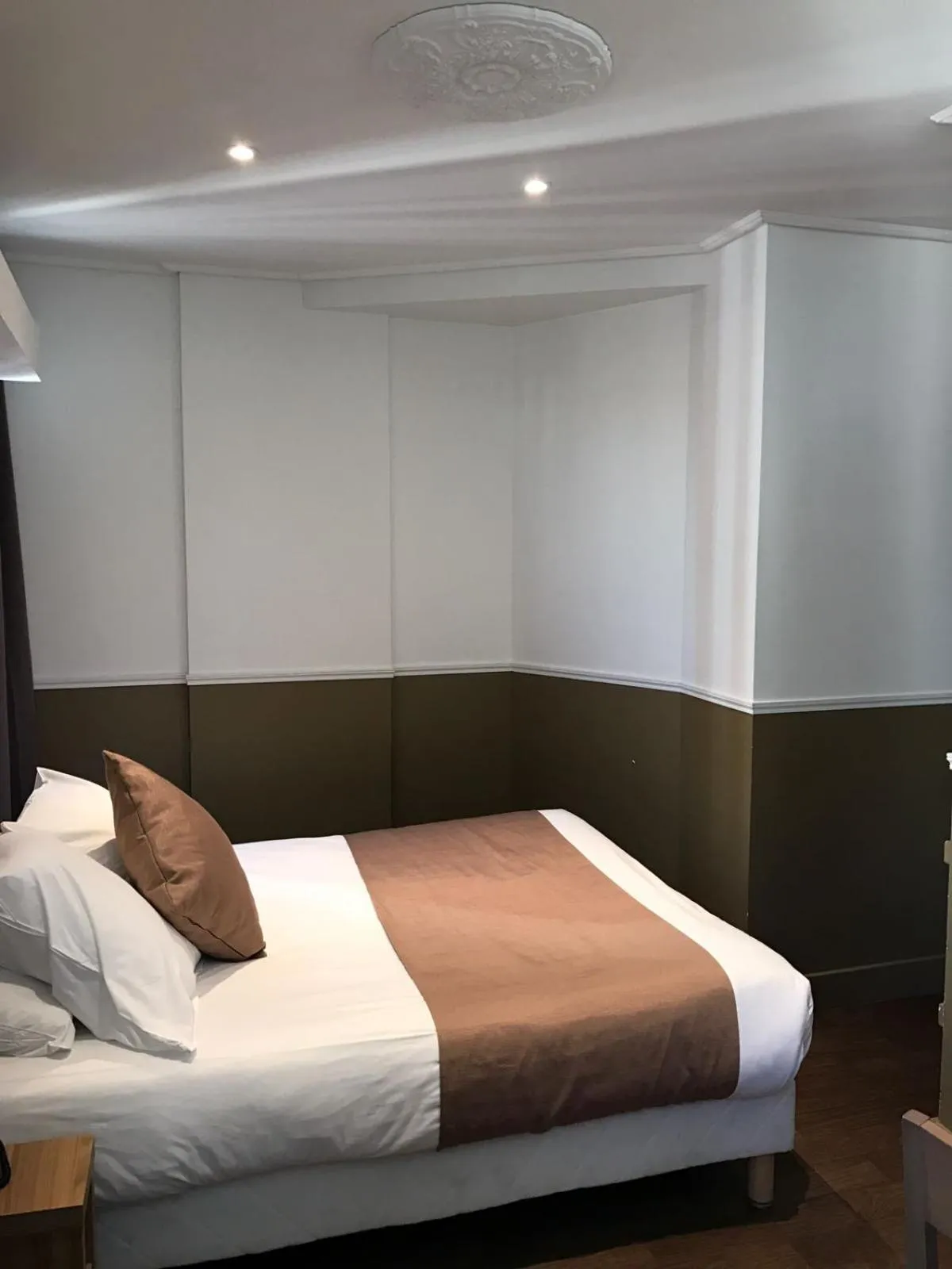 Bed in Grand Hotel Nouvel Opera