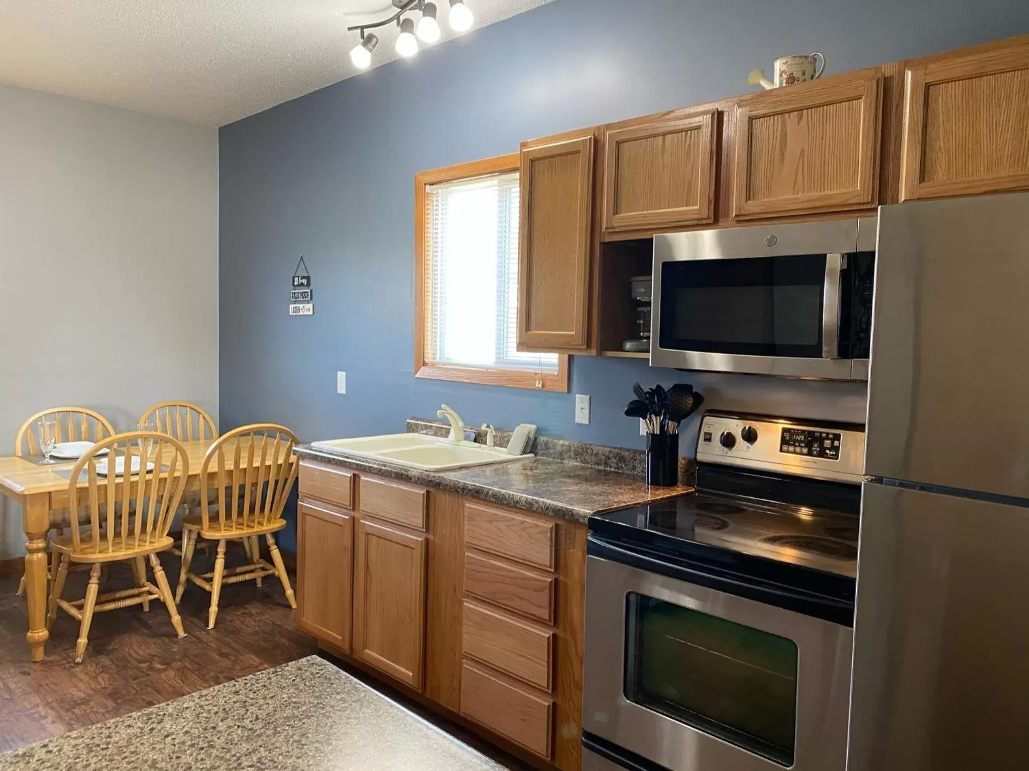 Kitchen/Kitchenette in Pelican Motel