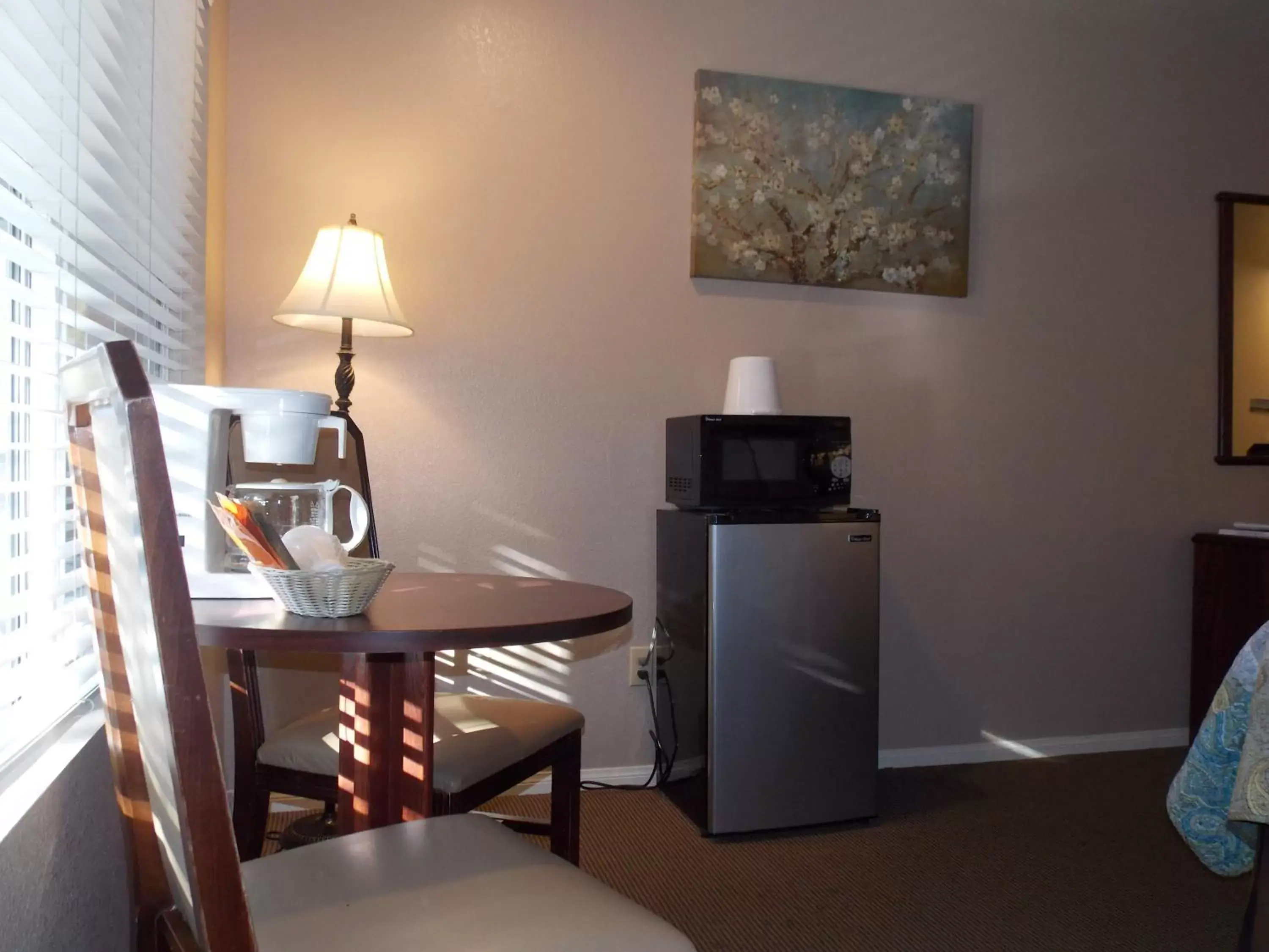 Seating area, TV/Entertainment Center in Vintage Lakeside Inn