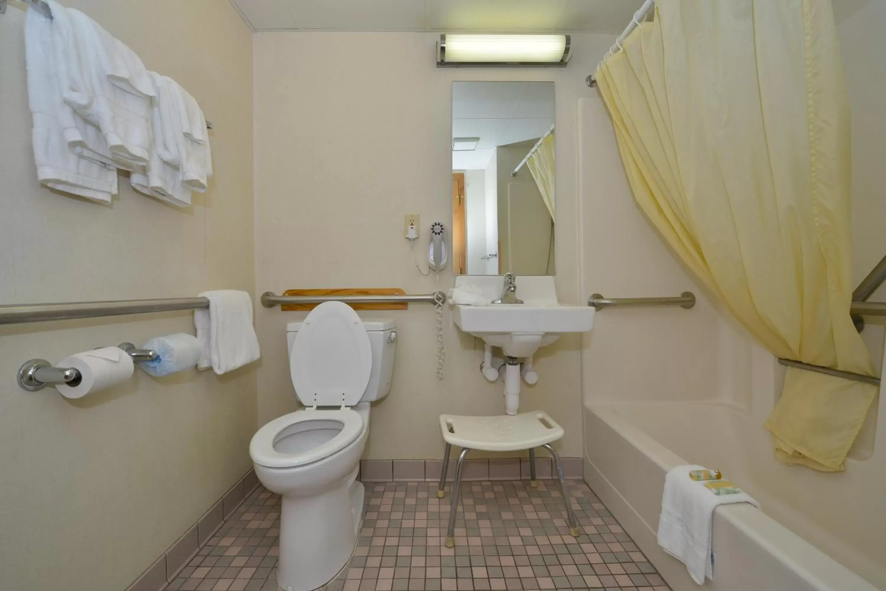 Bathroom in Lamplighter Inn-South