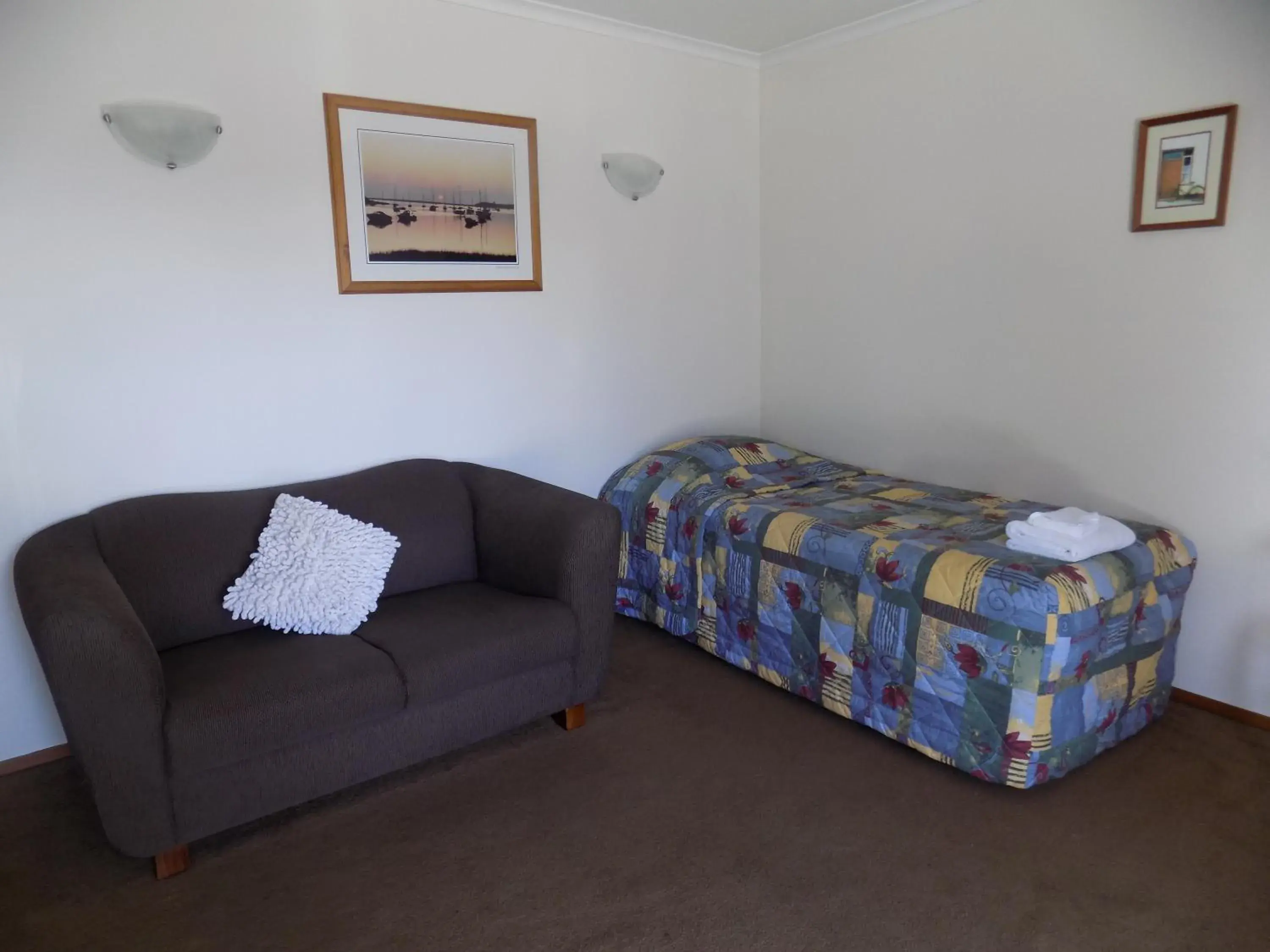 Living room, Bed in Garden City Motel