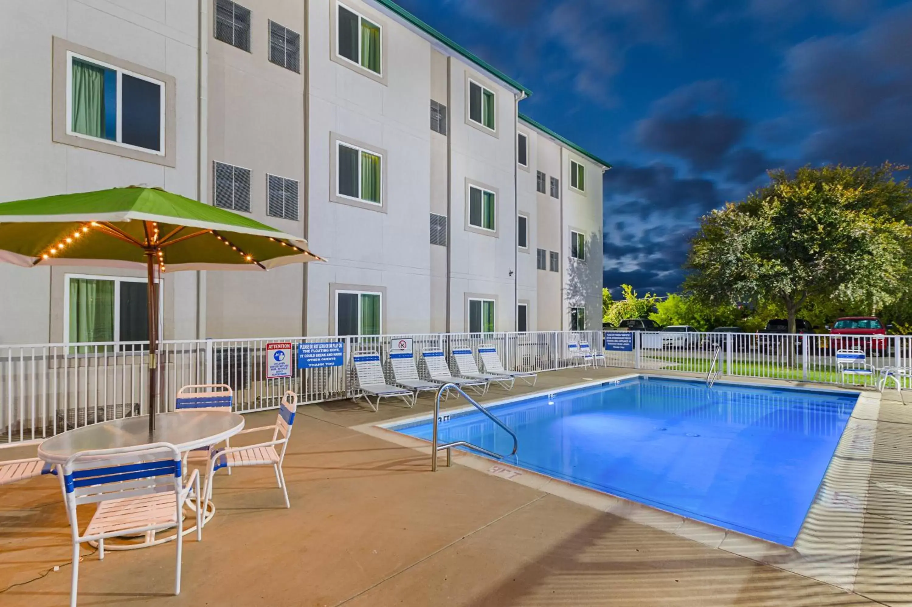 Swimming Pool in Motel 6-Weatherford, TX