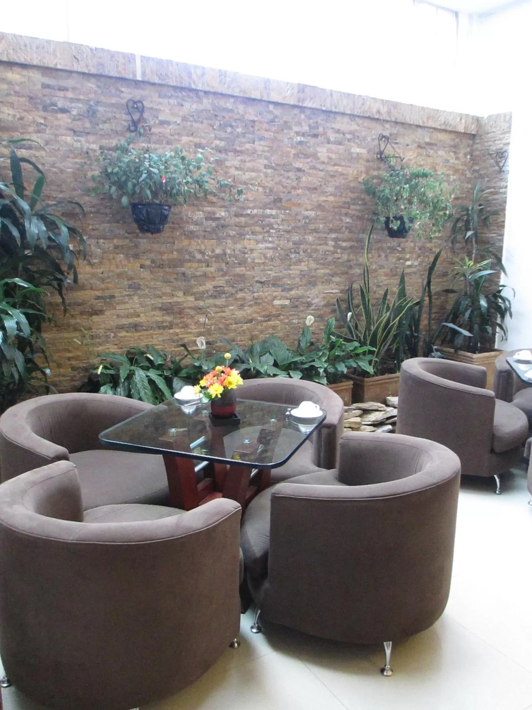 Communal lounge/ TV room in Hotel Platinum Suite