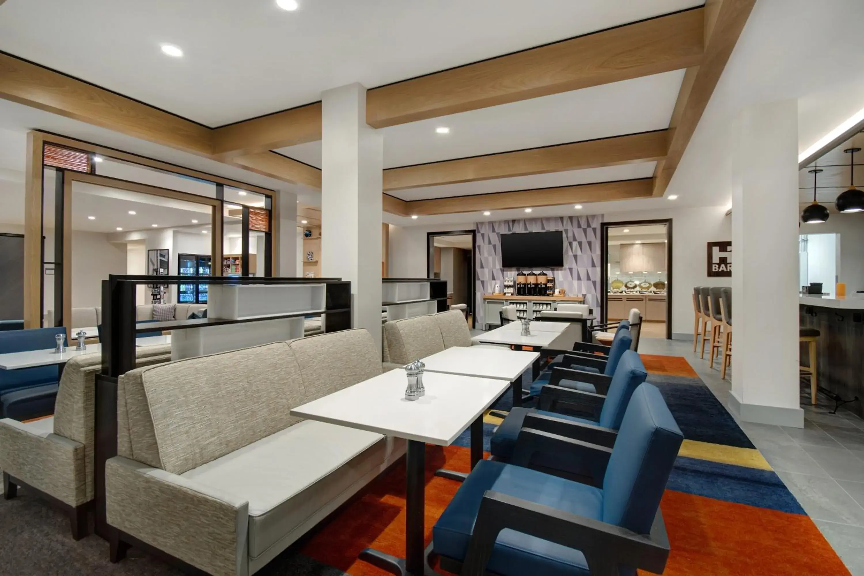Dining area in Hyatt House Mall Of America Msp Airport