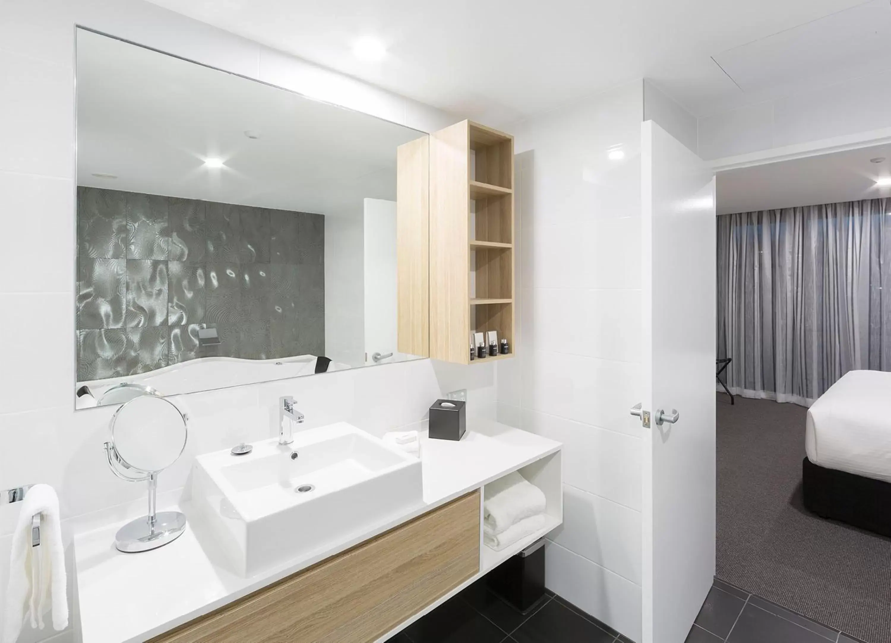 Bathroom in Avenue Hotel Canberra