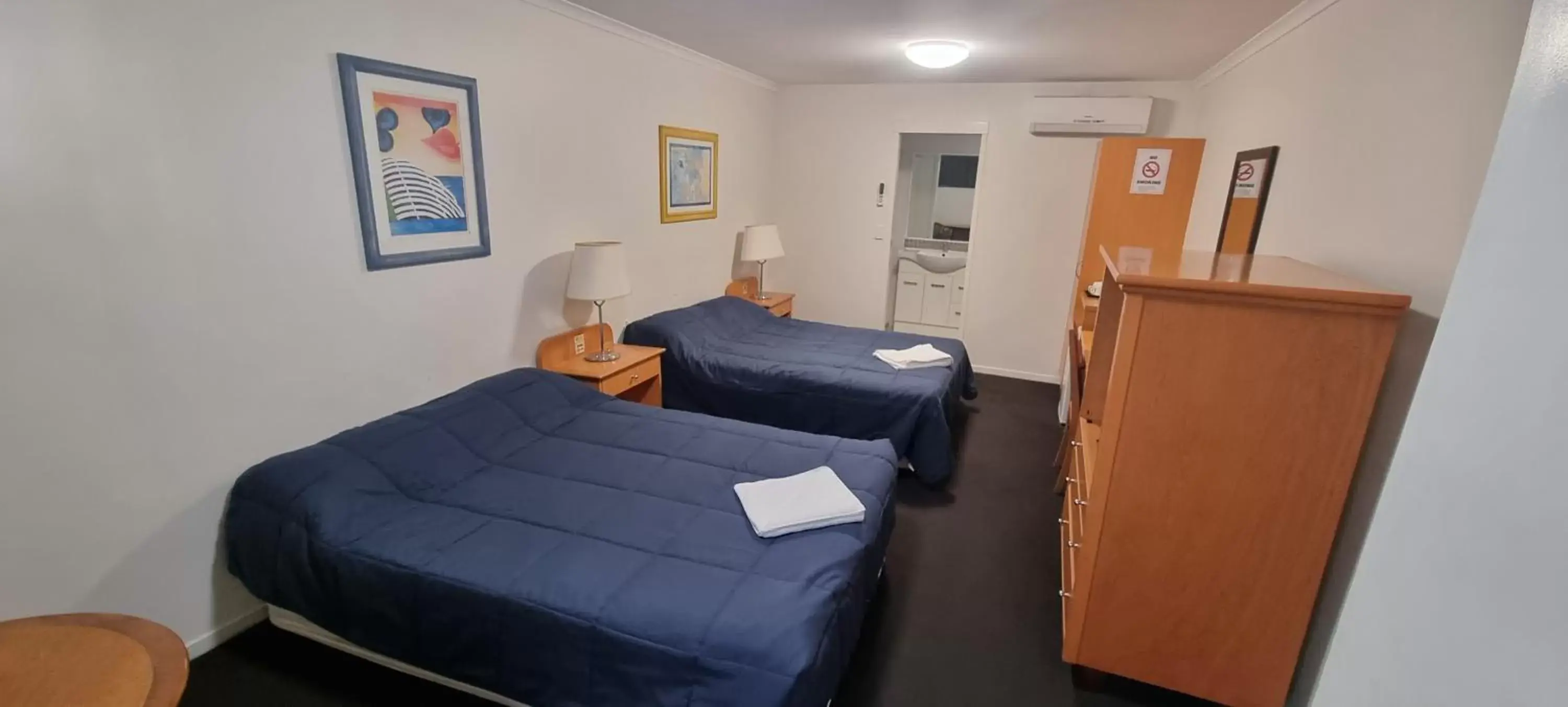 Bedroom, Bed in Queensport Tavern And Motel