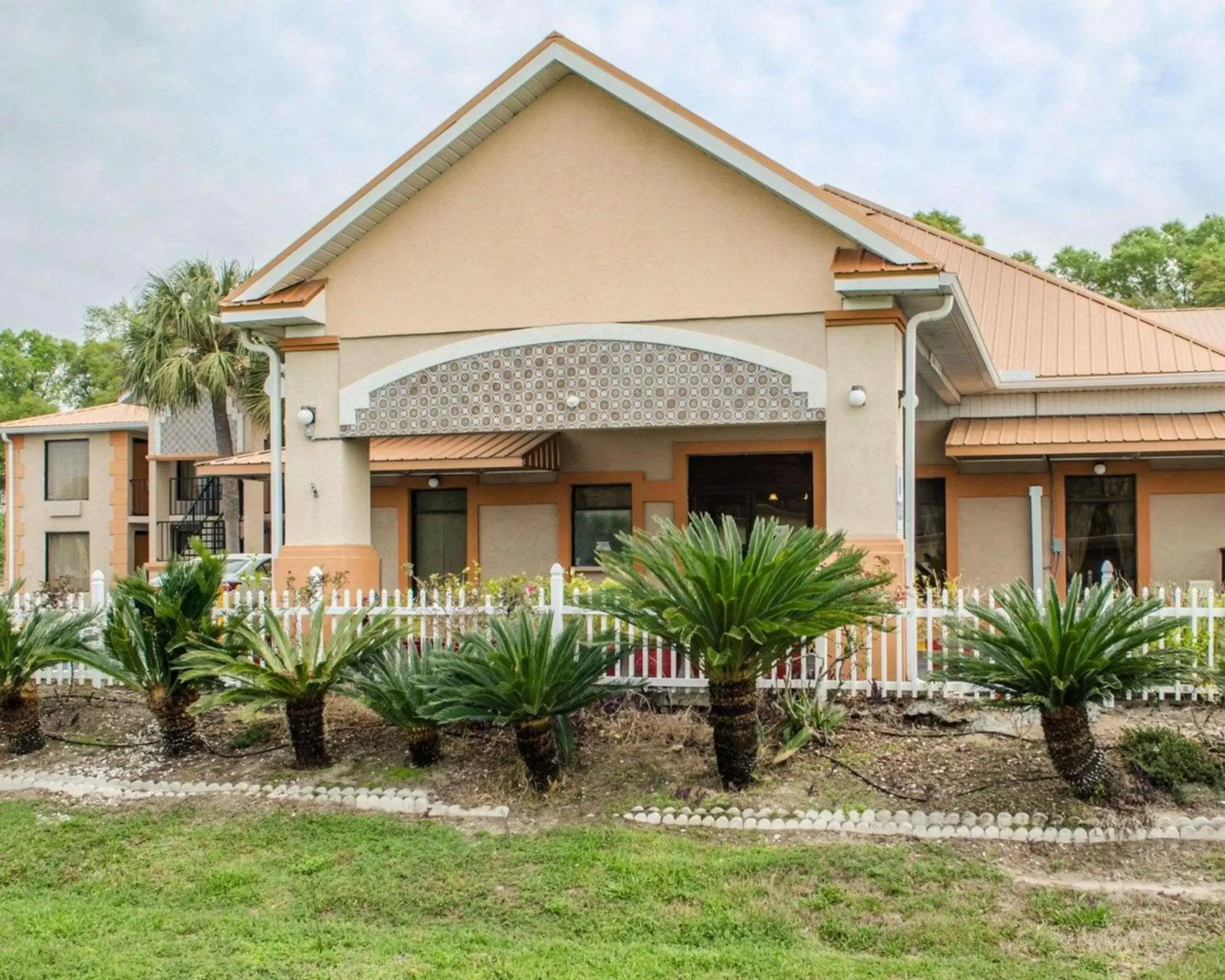Property Building in Quality Inn near Manatee Springs State Park