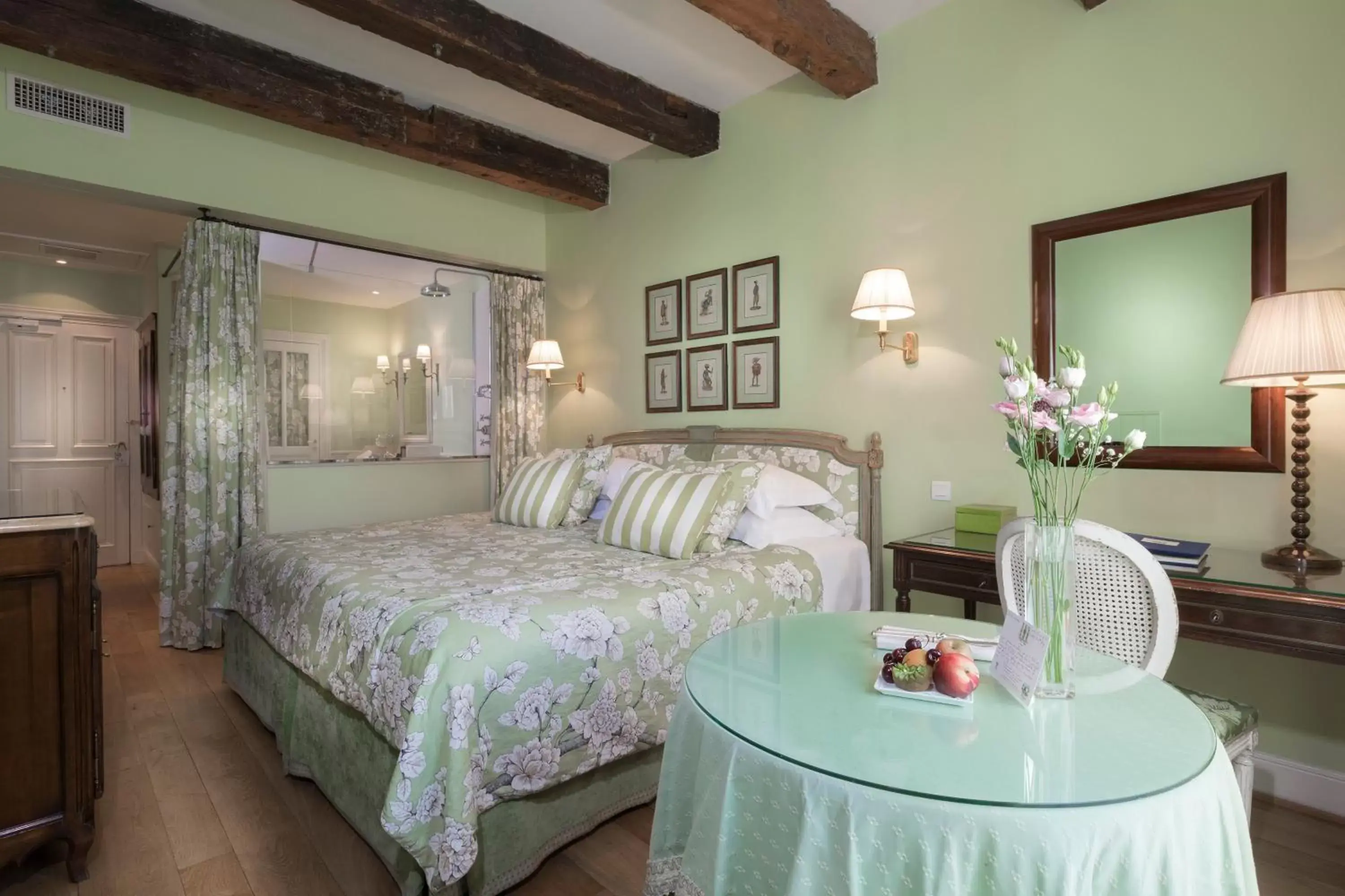 Bathroom, Bed in Hôtel de Toiras