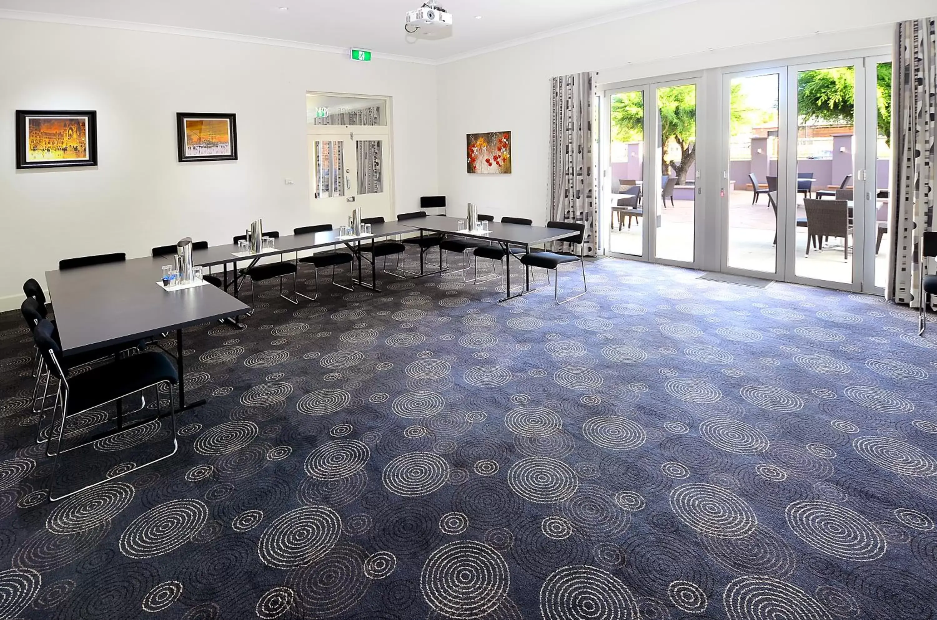 Business facilities in Mackellar Motel