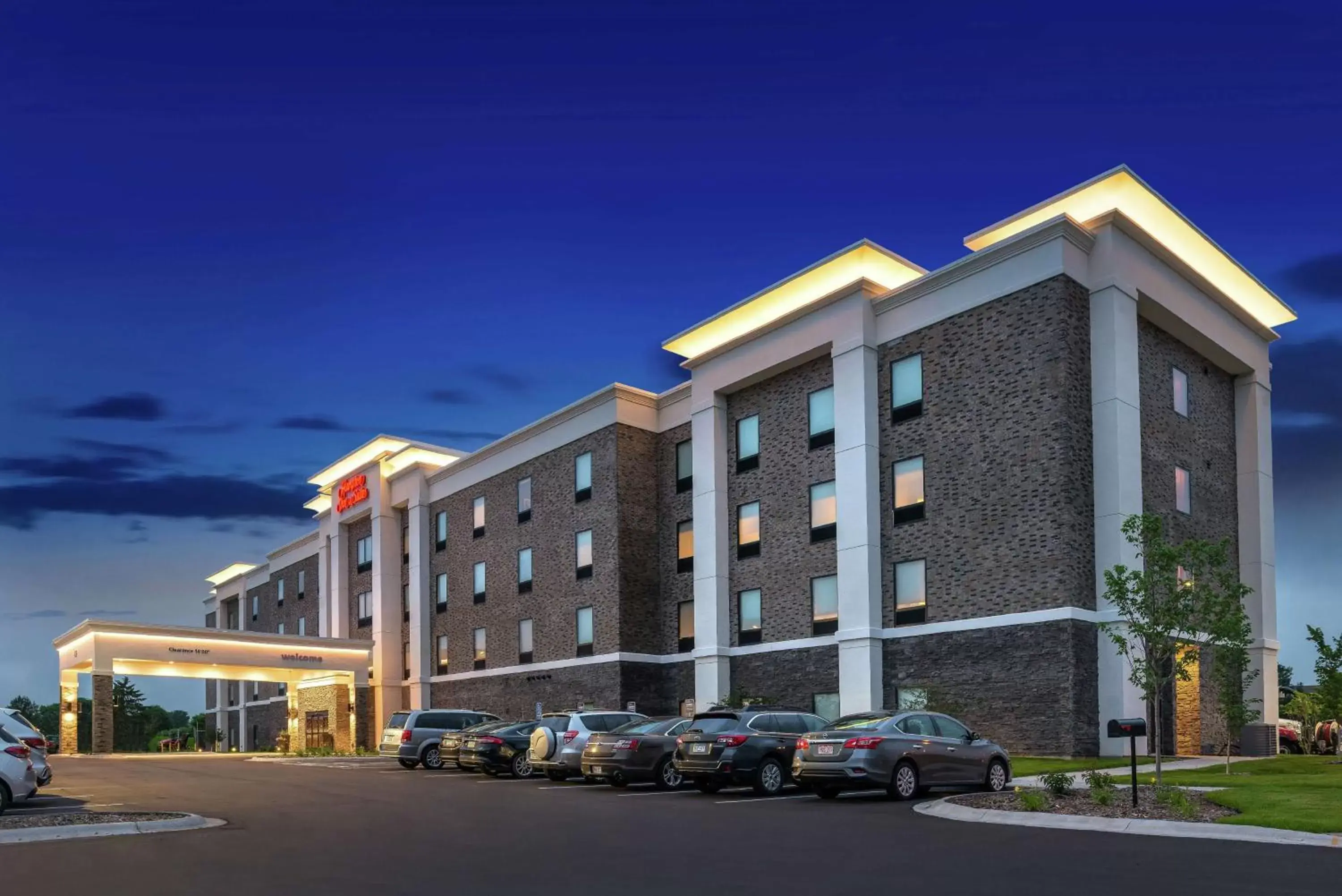 Property building in Hampton Inn & Suites Saint Paul Oakdale Woodbury Property building in Hampton Inn & Suites Saint Paul Oakdale Woodbury