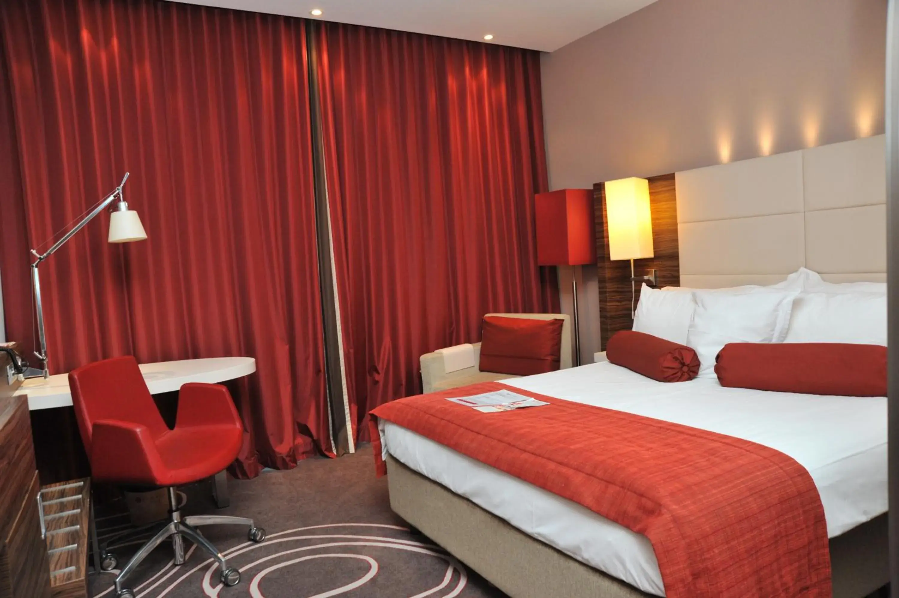 Bedroom, Bed in Hotel Ramada Pitesti