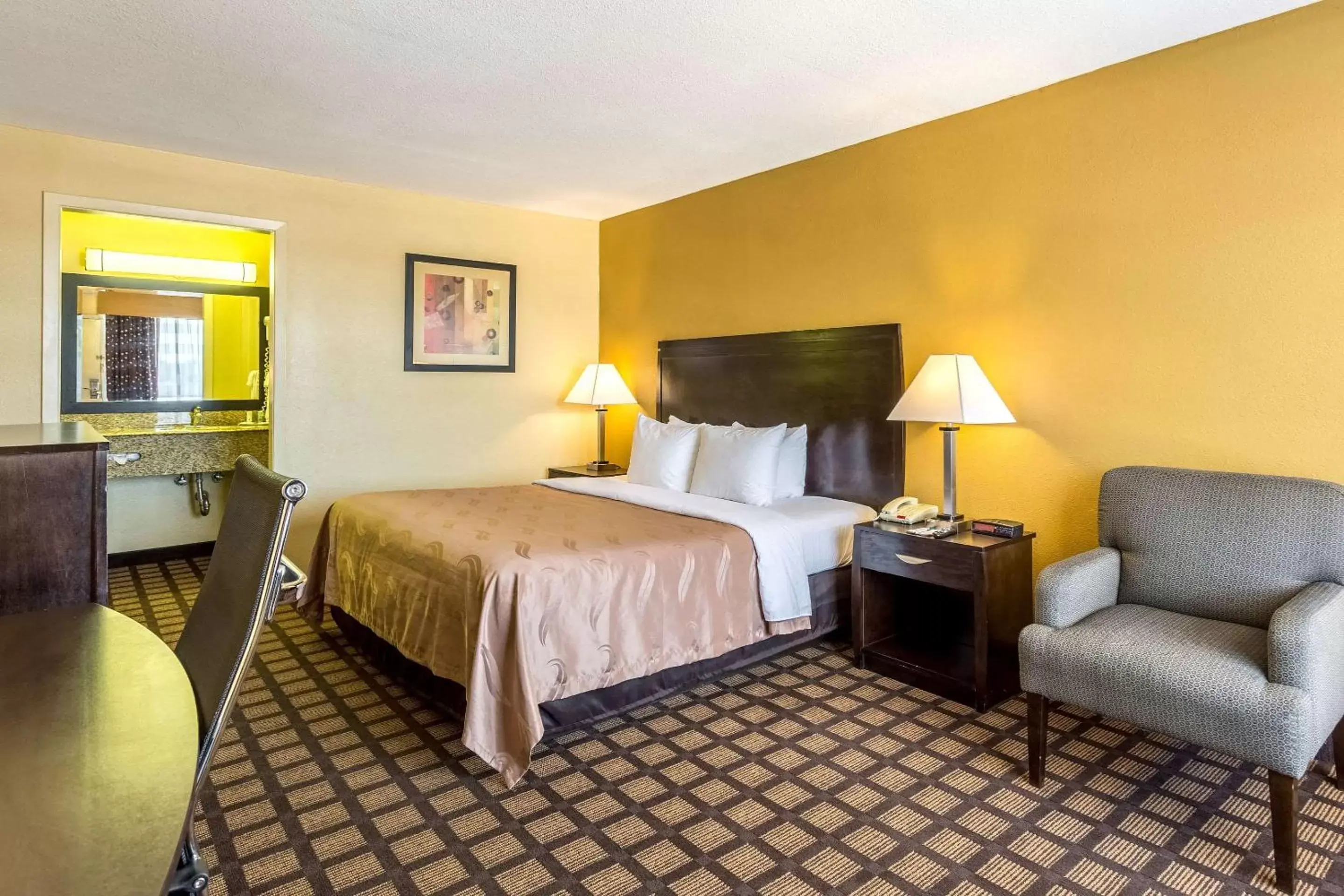 Photo of the whole room, Bed in Quality Inn & Suites Baton Rouge West - Port Allen