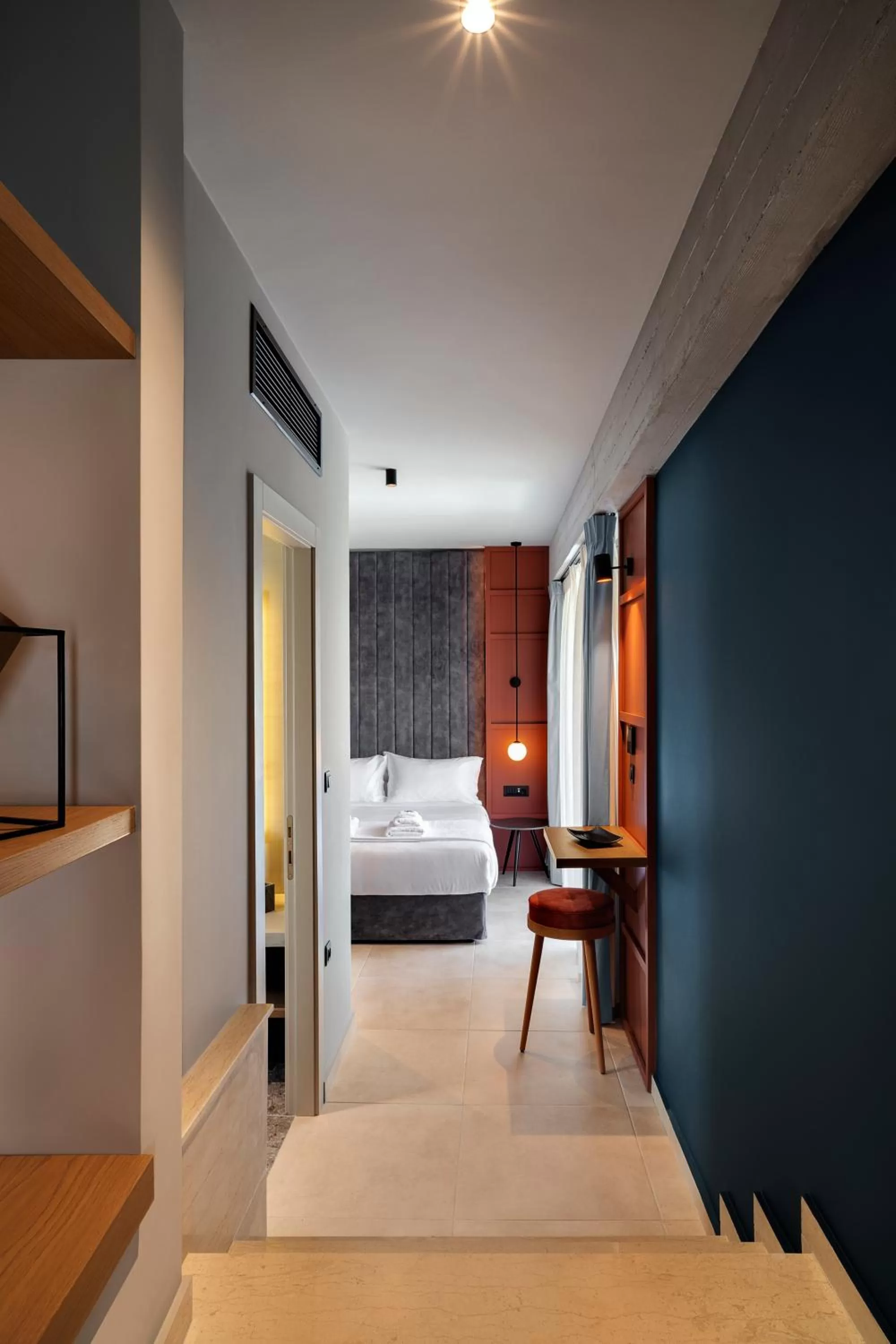 Bed in Bob W Athens Akadimia