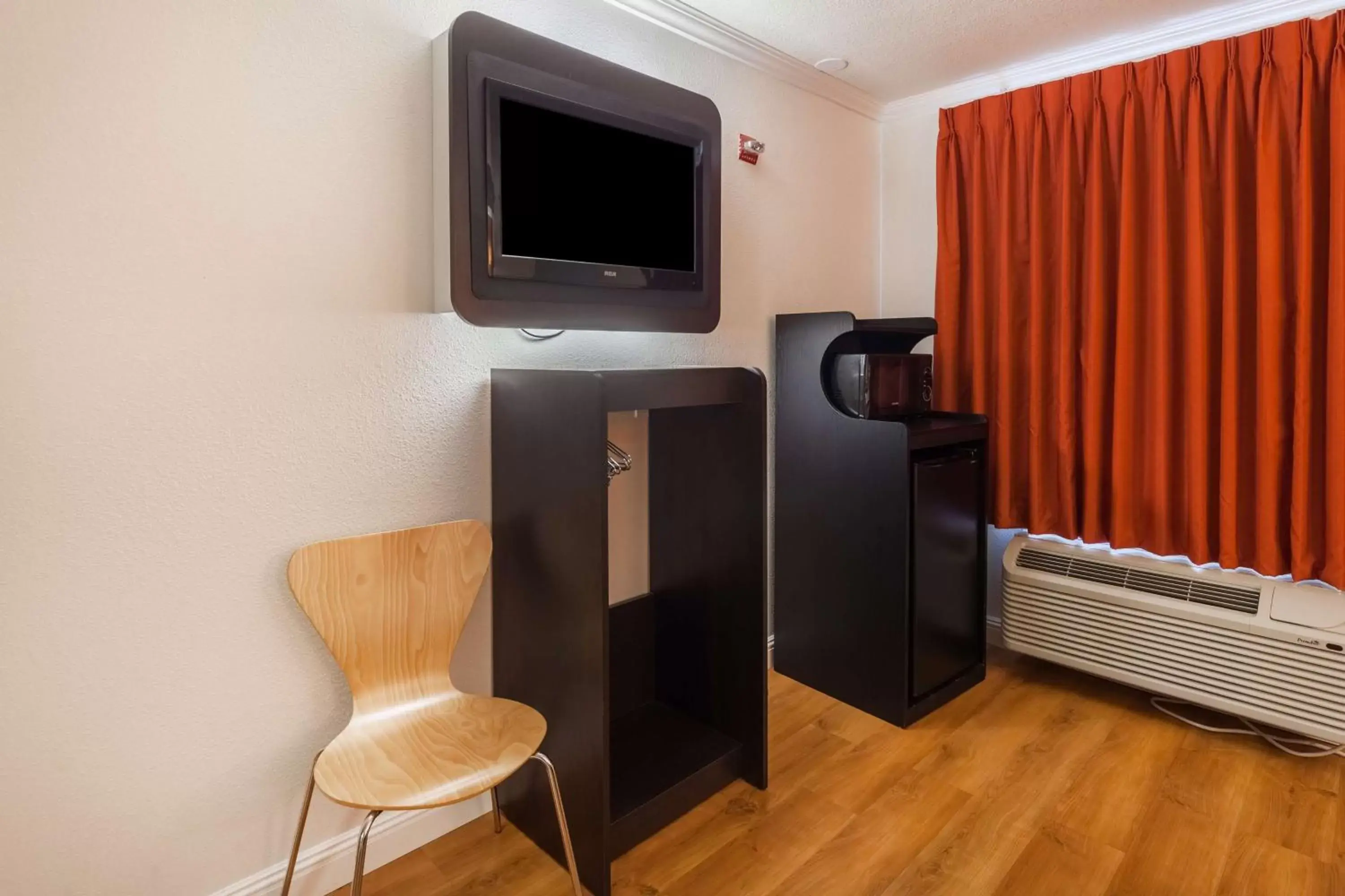 Photo of the whole room, TV/Entertainment Center in Motel 6-Auburn, CA