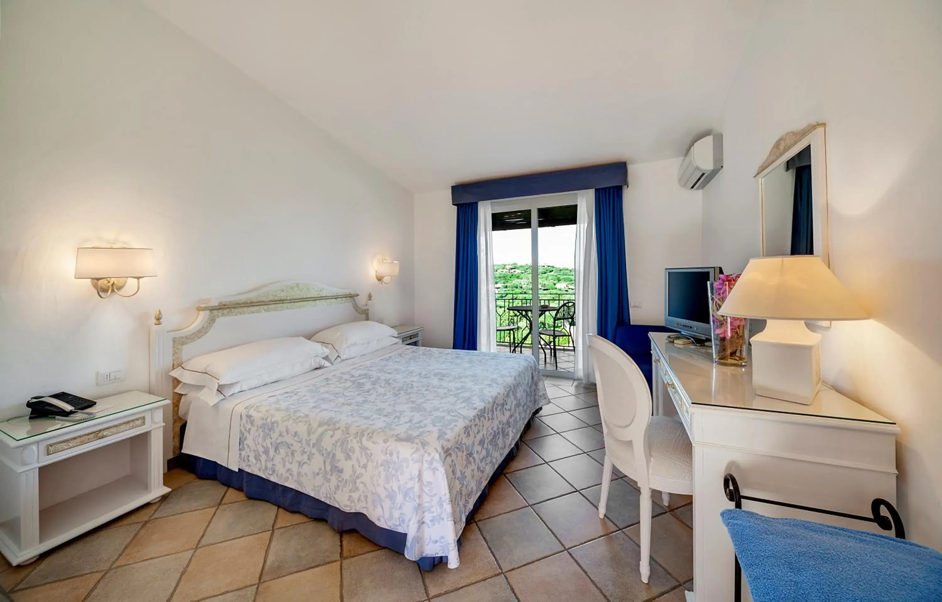Bedroom, Bed in Grand Hotel In Porto Cervo