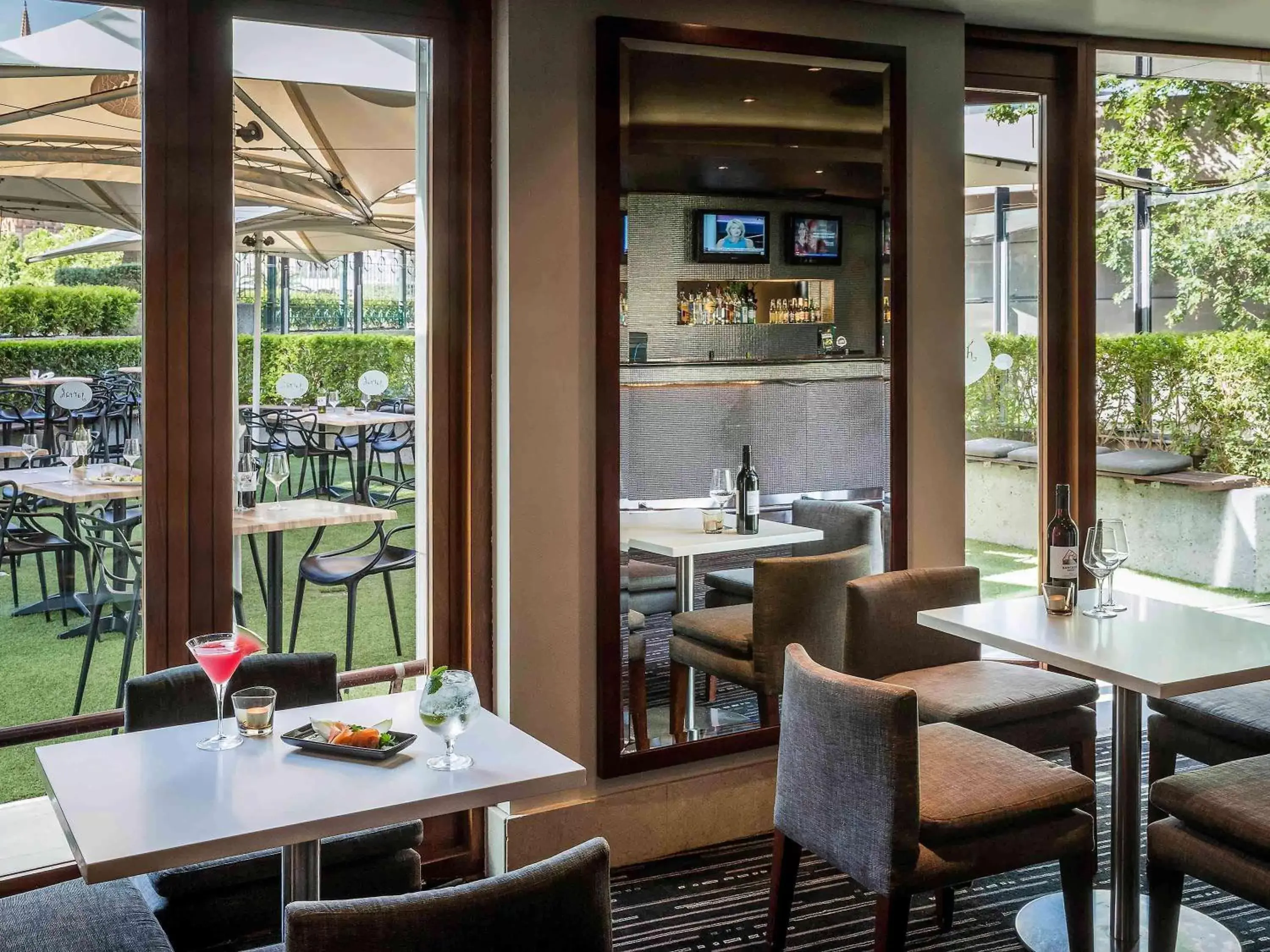 Lounge or bar, Restaurant/Places to Eat in Quay West Suites Melbourne