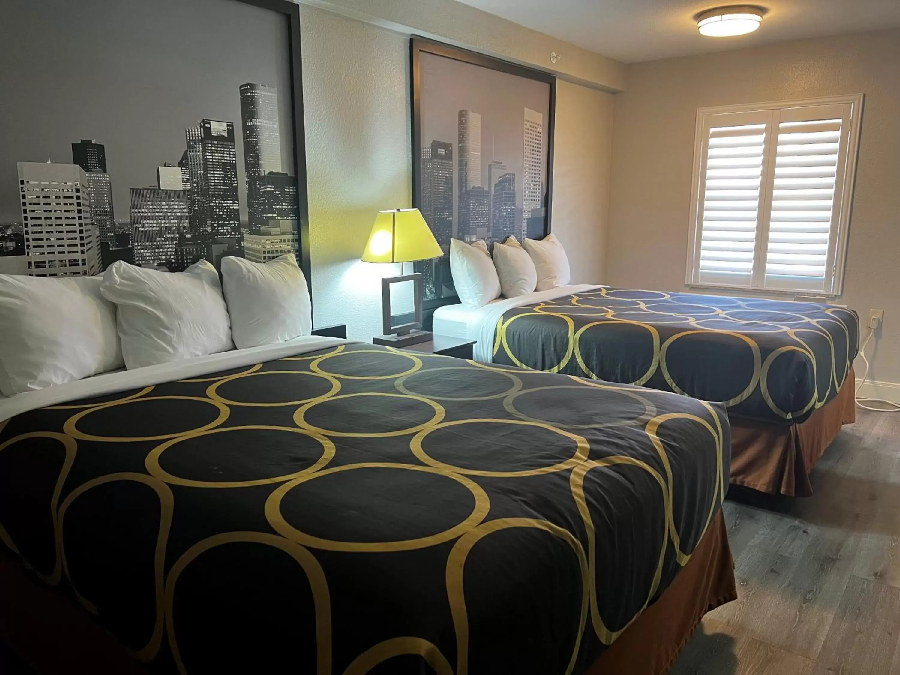 Bed in Super 8 by Wyndham Baytown/Mont Belvieu