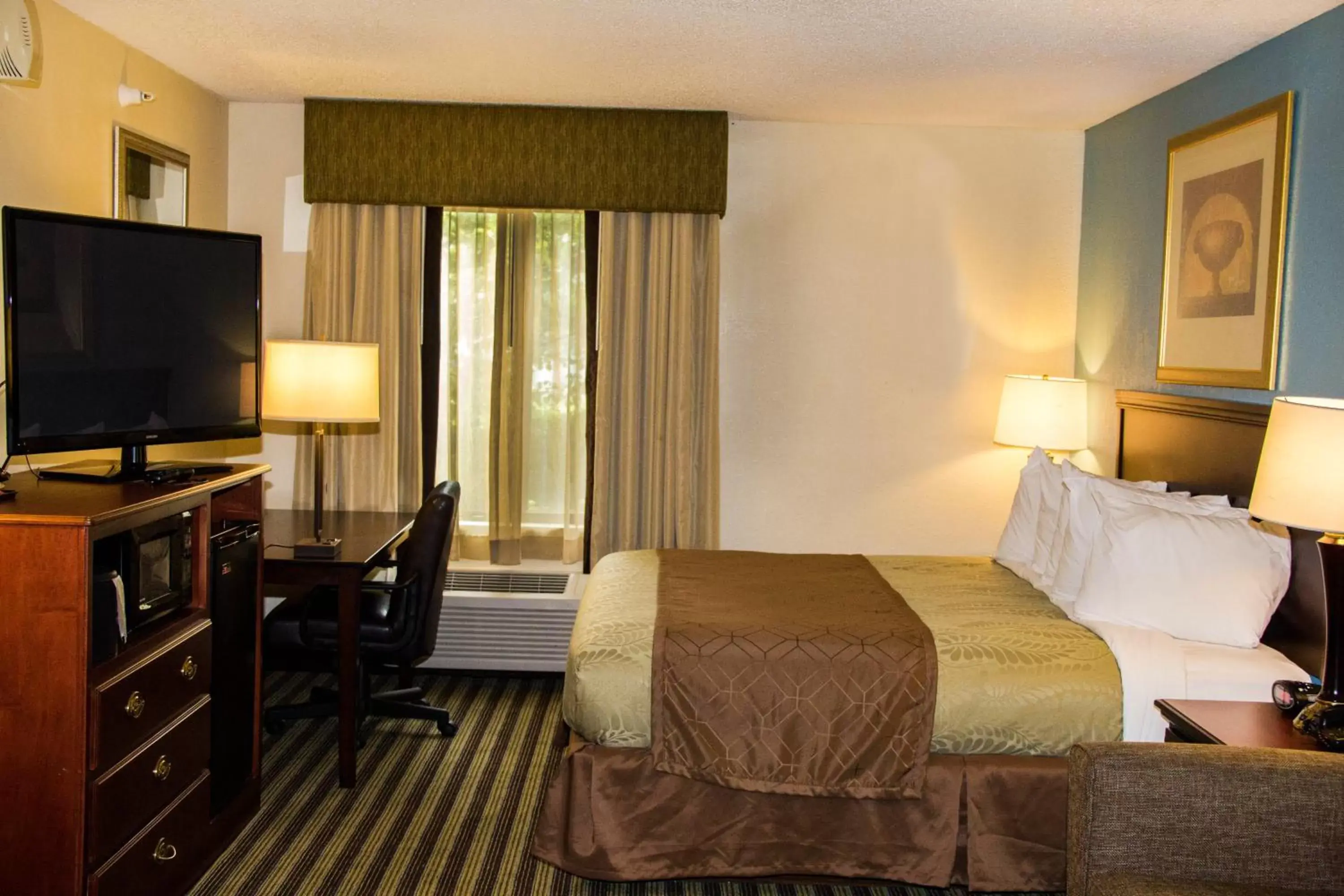 King Room with Roll-in Shower - Disability Access - Non-smoking in Best Western Plus Sikeston