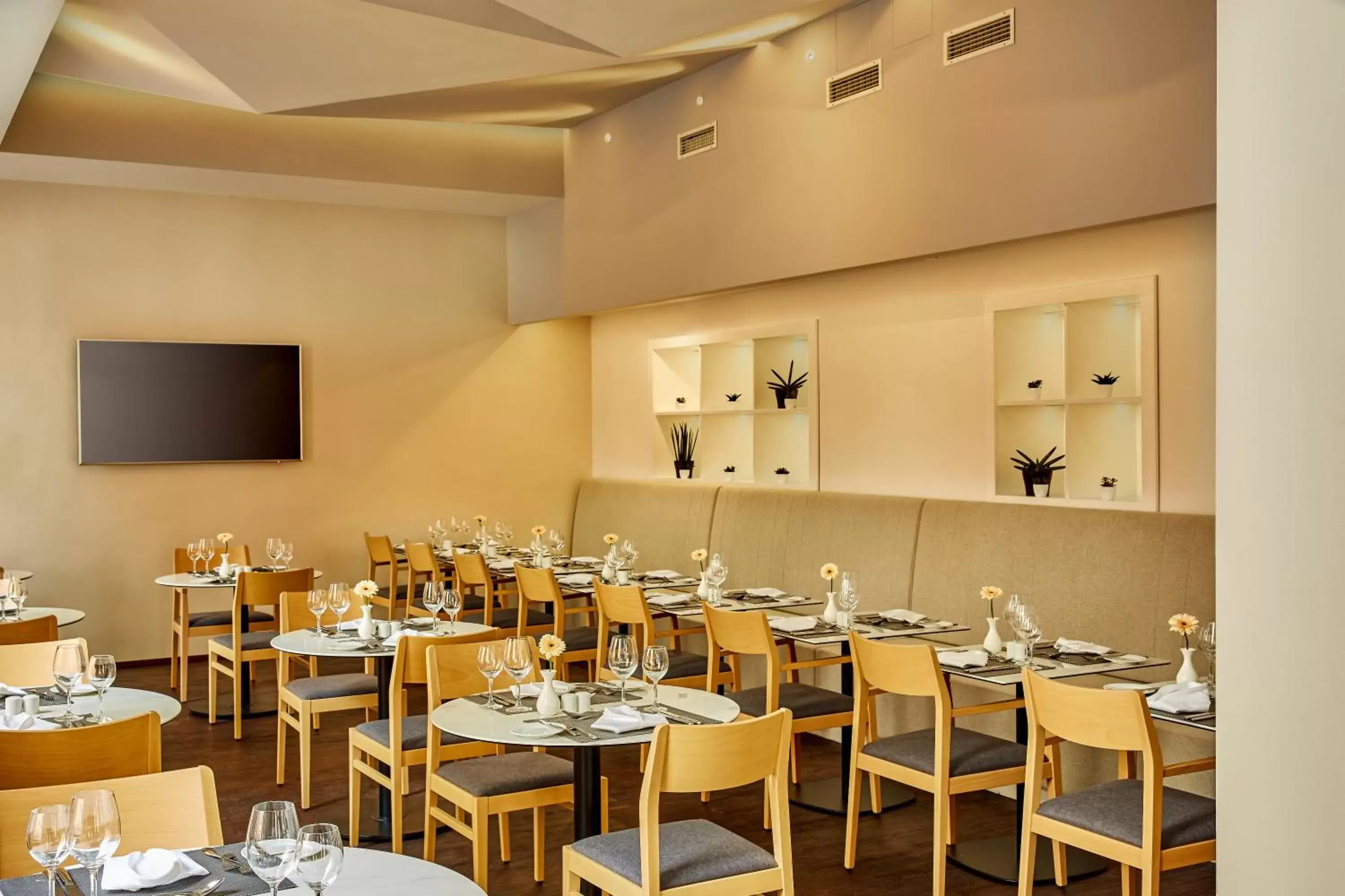 Restaurant/places to eat in H+ Hotel Wien Restaurant/places to eat in H+ Hotel Wien