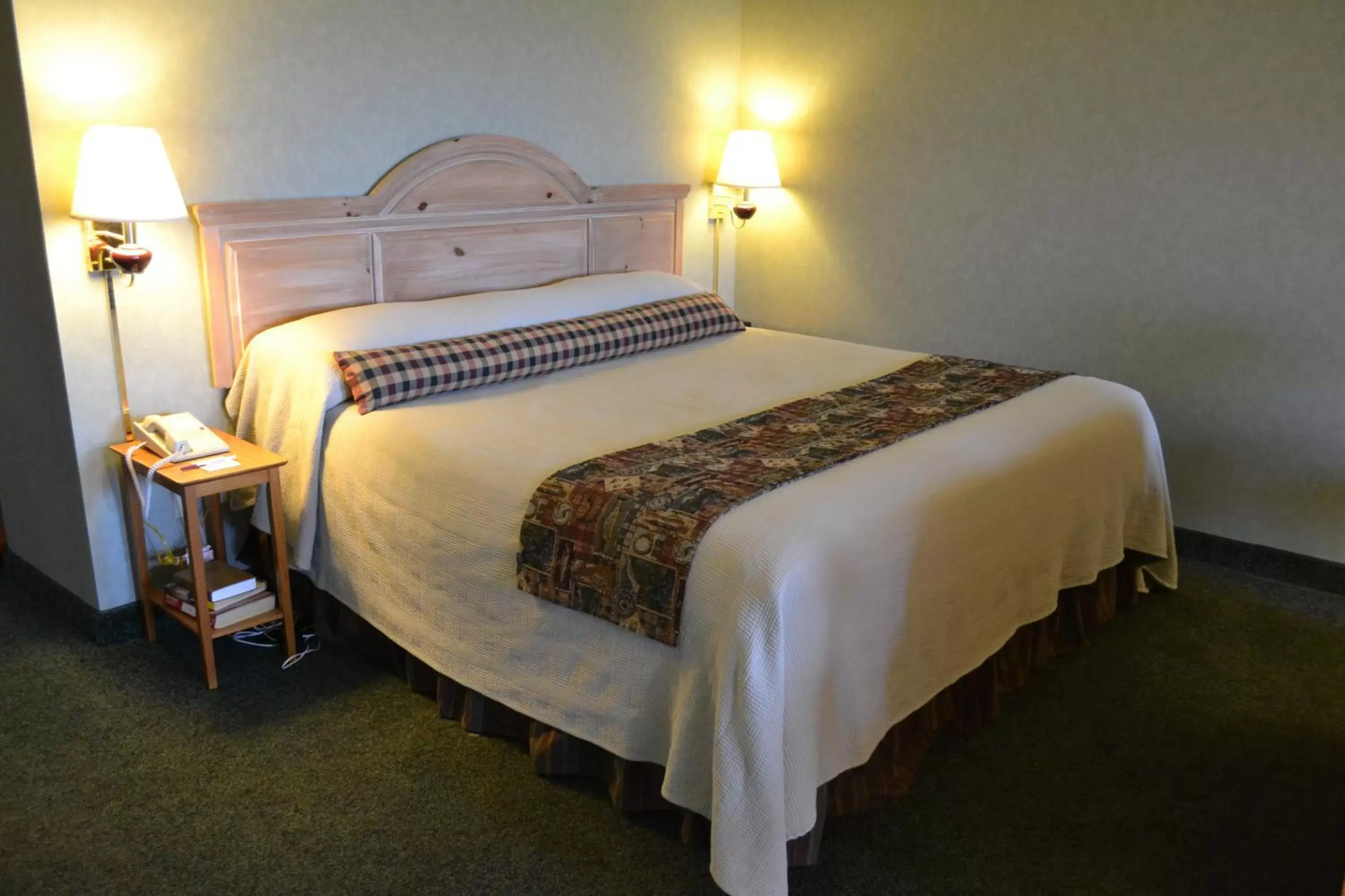 Bed in Crooked River Lodge