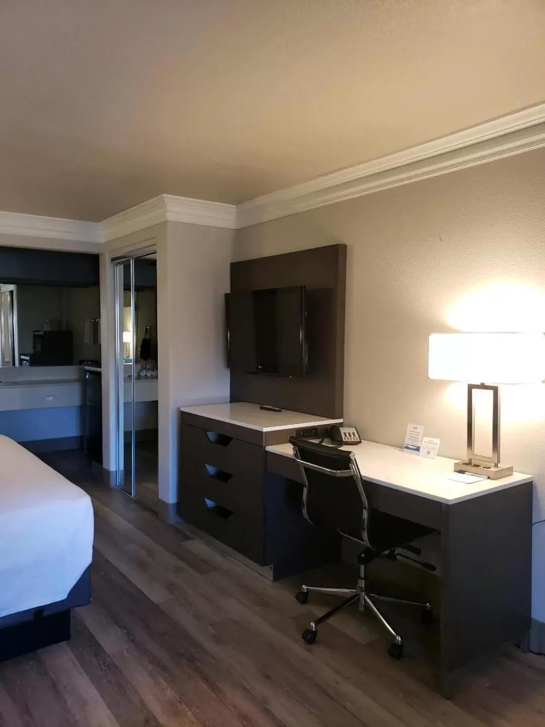 Bedroom, TV/Entertainment Center in Best Western Inn & Suites Lemoore