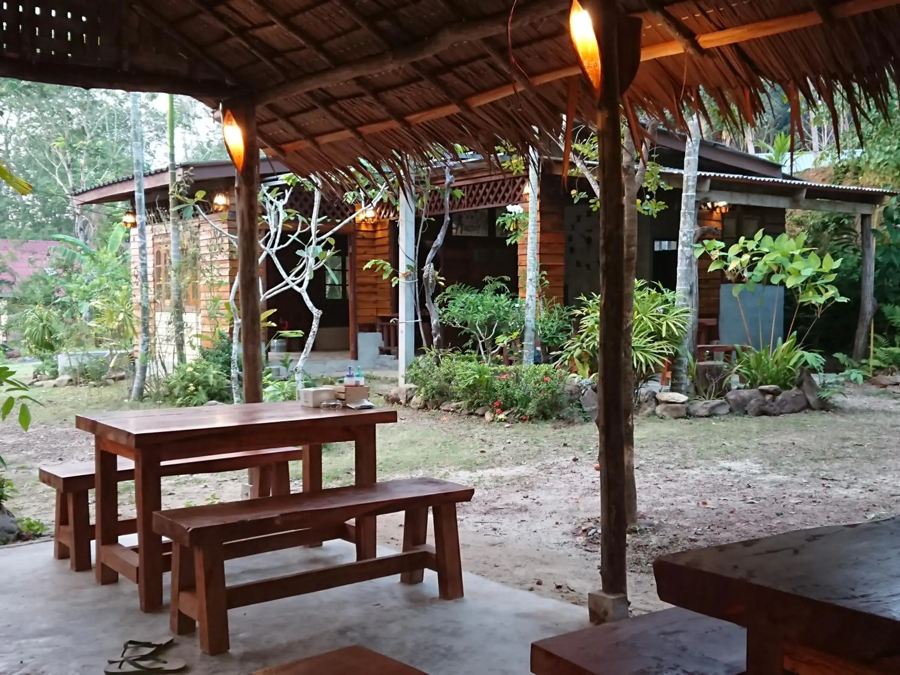 Restaurant/places to eat in Lanta Para hut