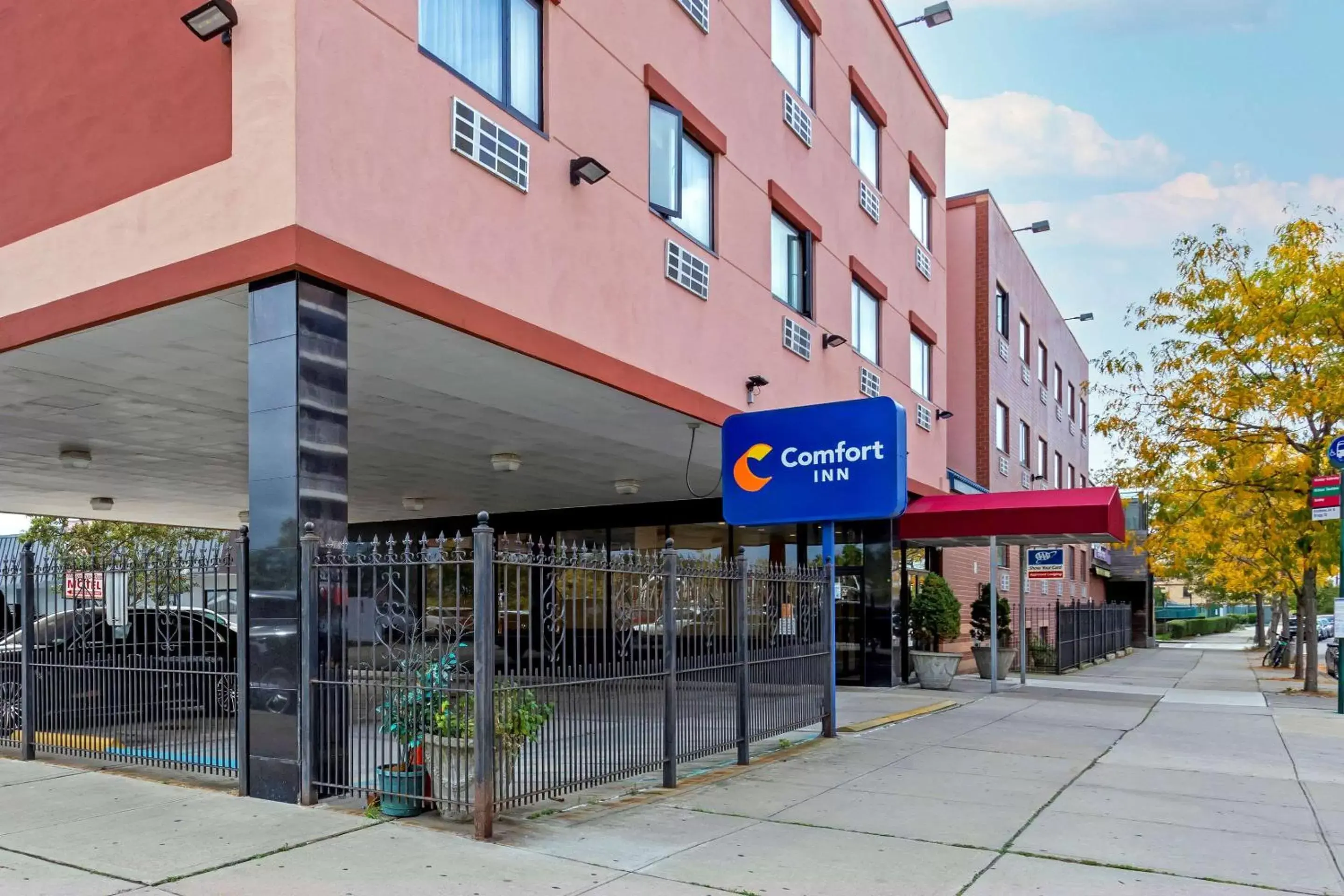 Property Building in Comfort Inn Brooklyn