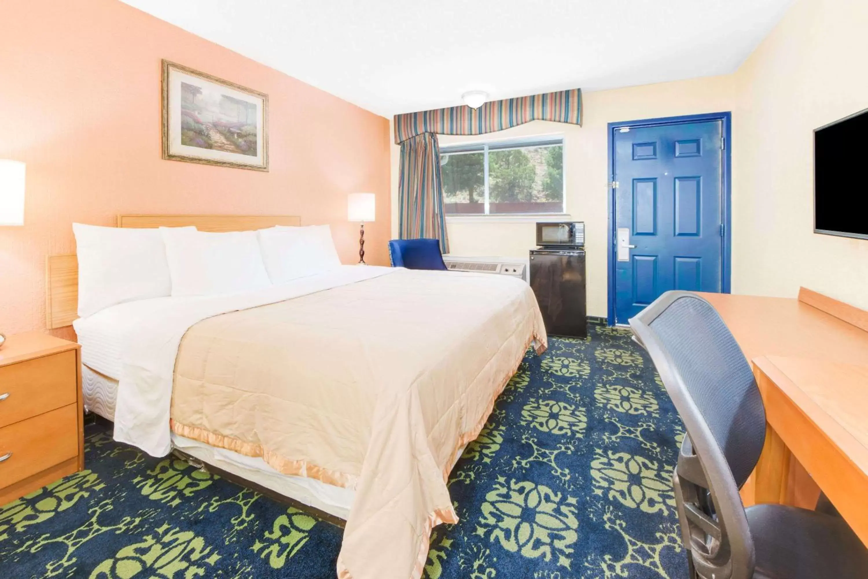 Photo of the whole room, Bed in Travelodge by Wyndham Ruidoso