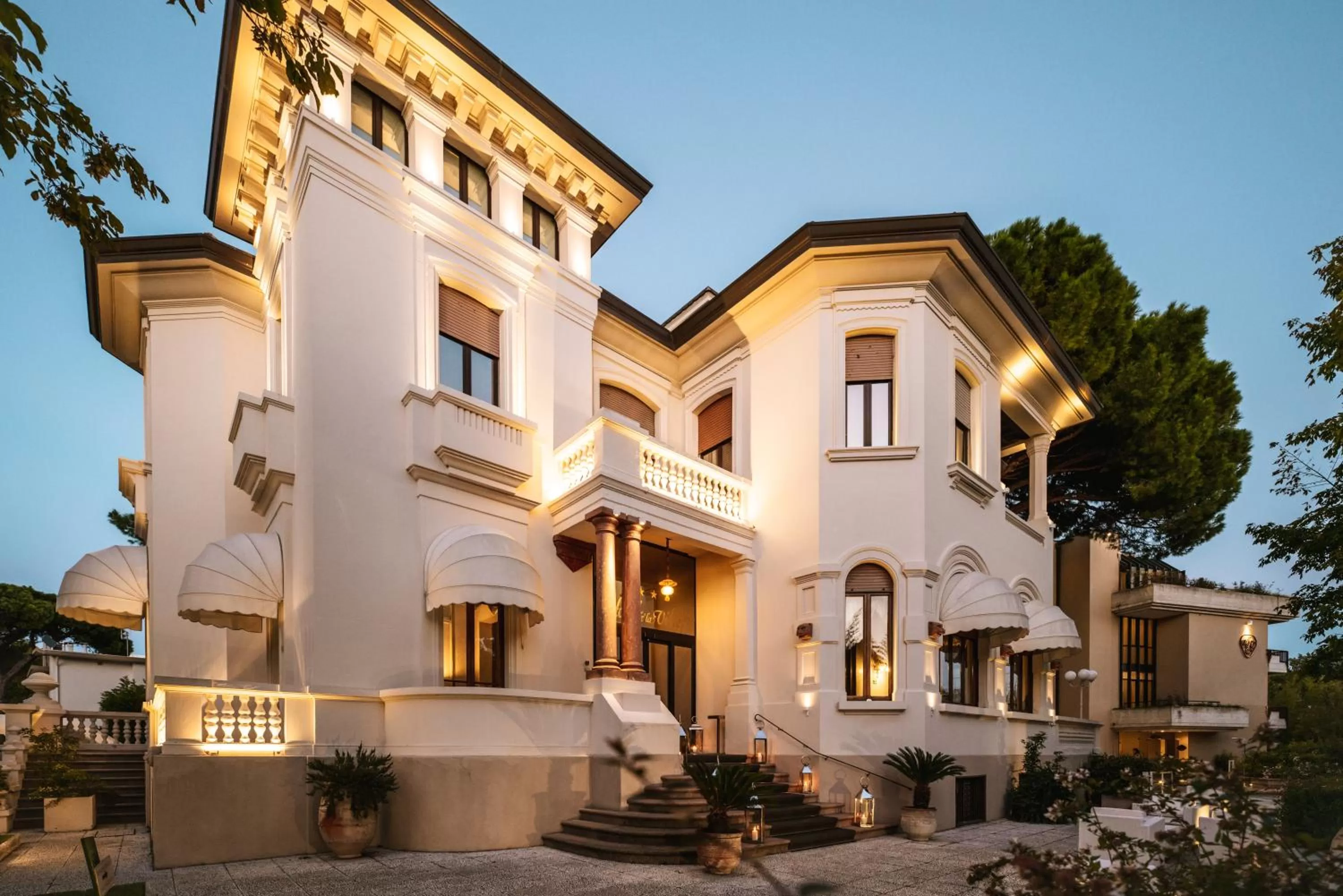 Property building in Hotel De La Ville