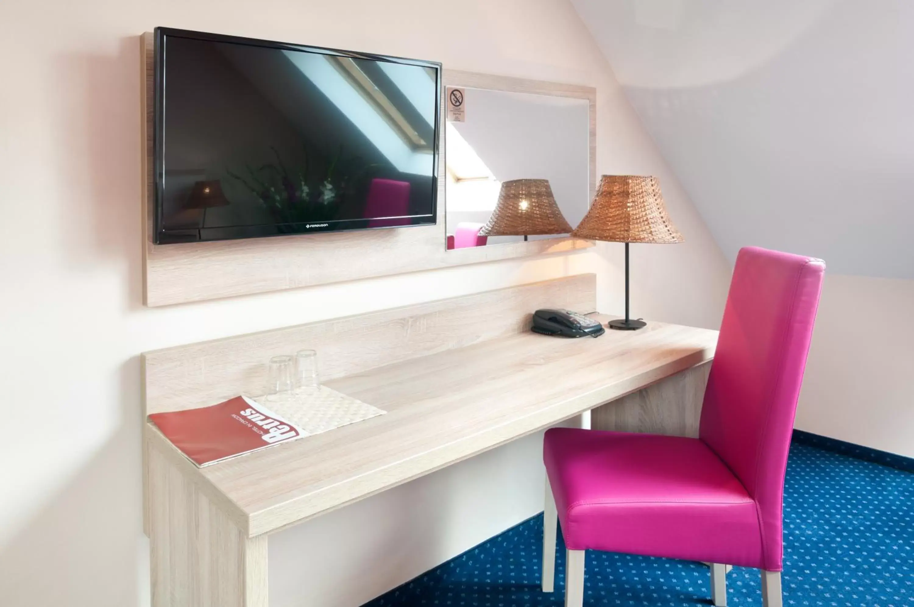 TV and multimedia, TV/Entertainment Center in Hotel Petrus