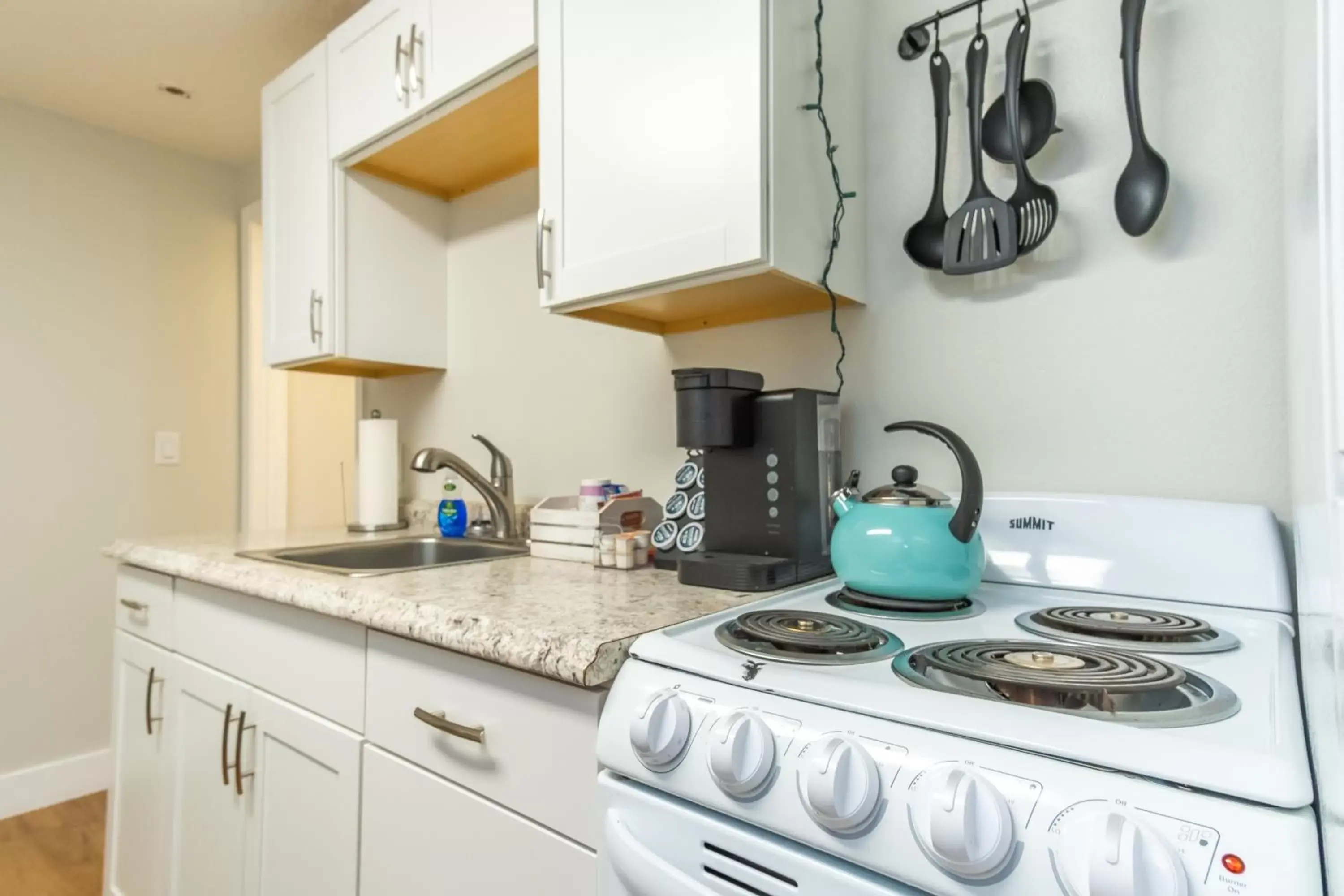 Coffee/tea facilities, Kitchen/Kitchenette in South Zion Inn and Suites