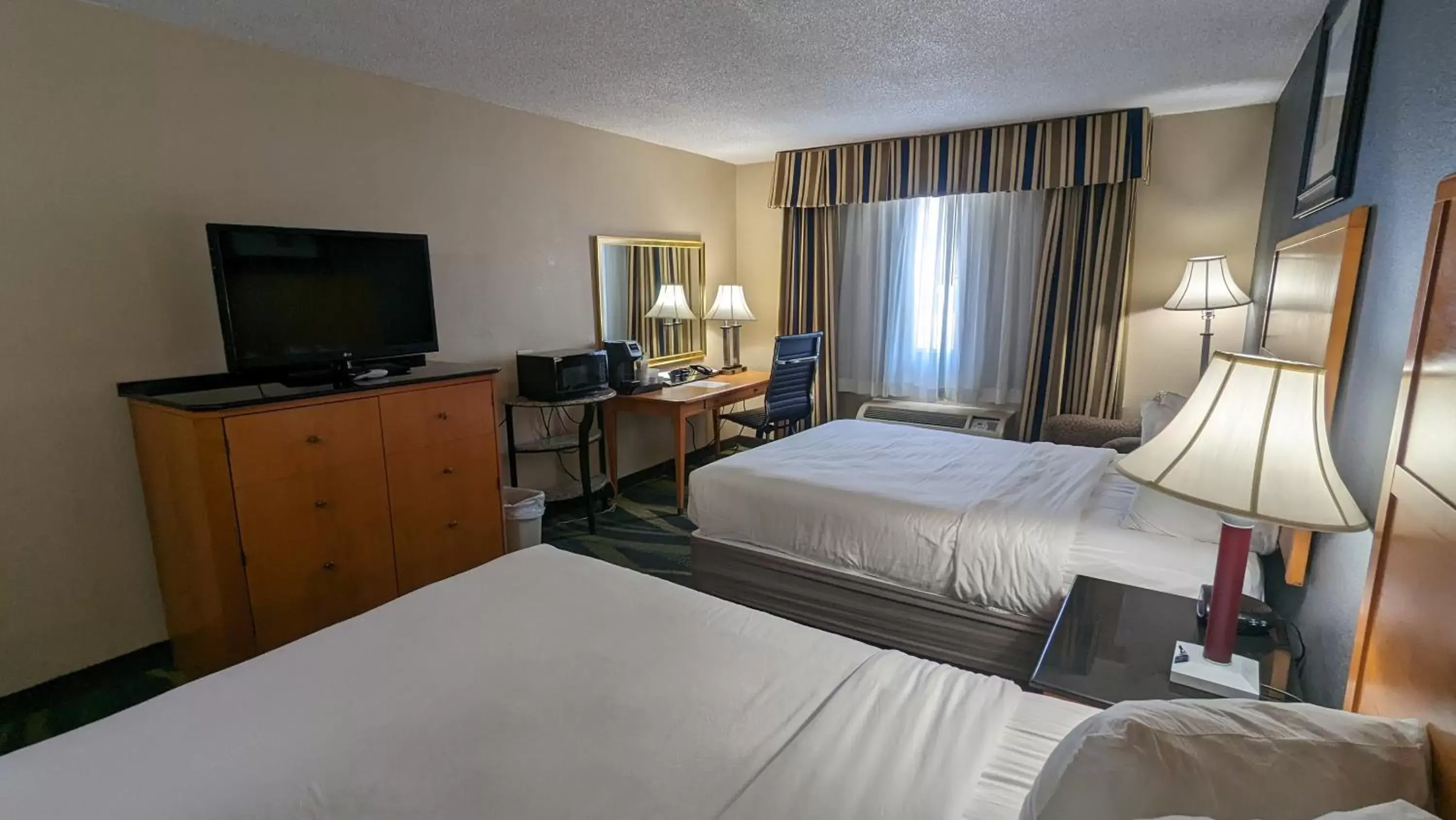 Photo of the whole room, Bed in Best Western Plus Philadelphia Bensalem Hotel