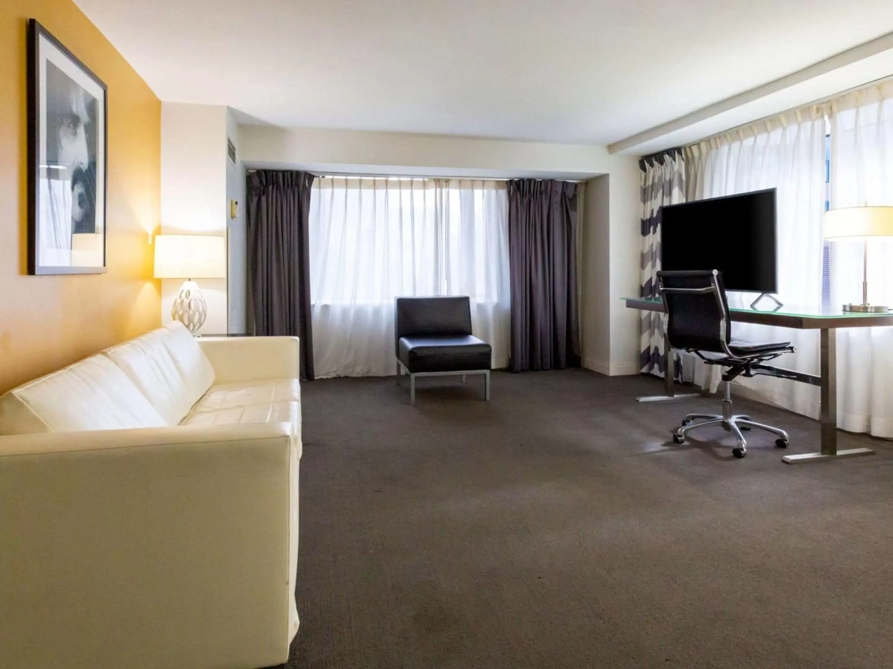 Photo of the whole room, TV/Entertainment Center in Comfort Inn & Suites Baltimore Inner Harbor