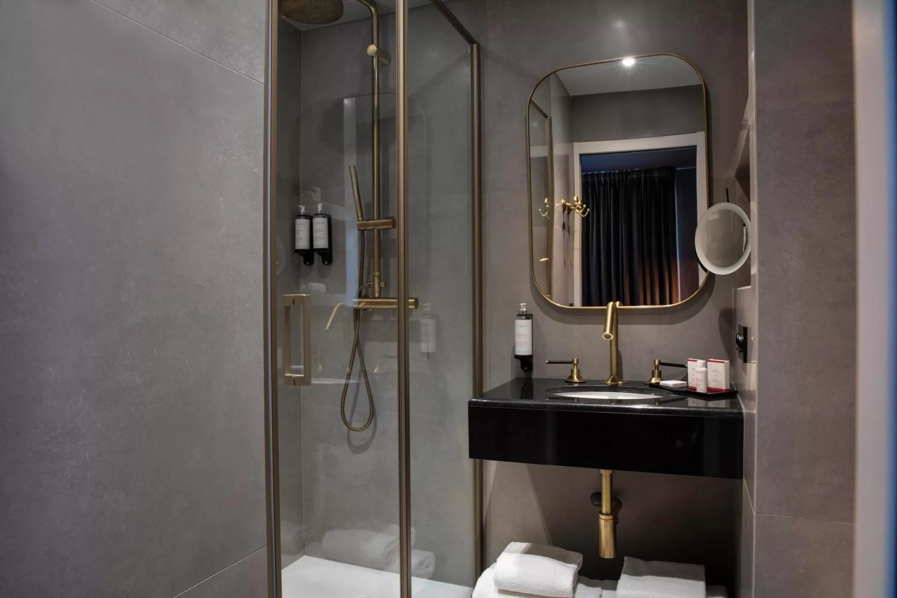 Shower in Le Rayz Vendome