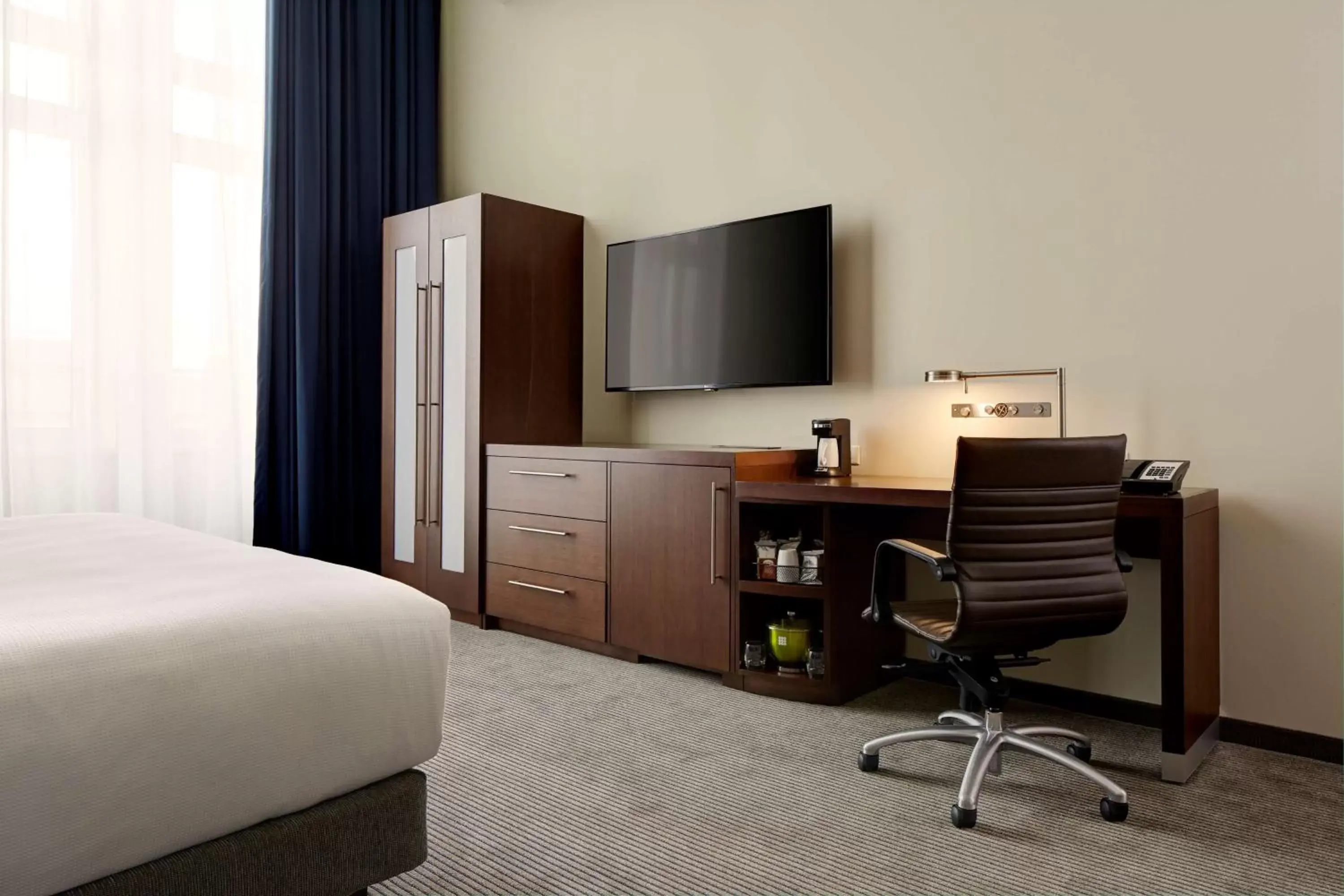 Bedroom, TV/Entertainment Center in Hyatt Place St. Paul