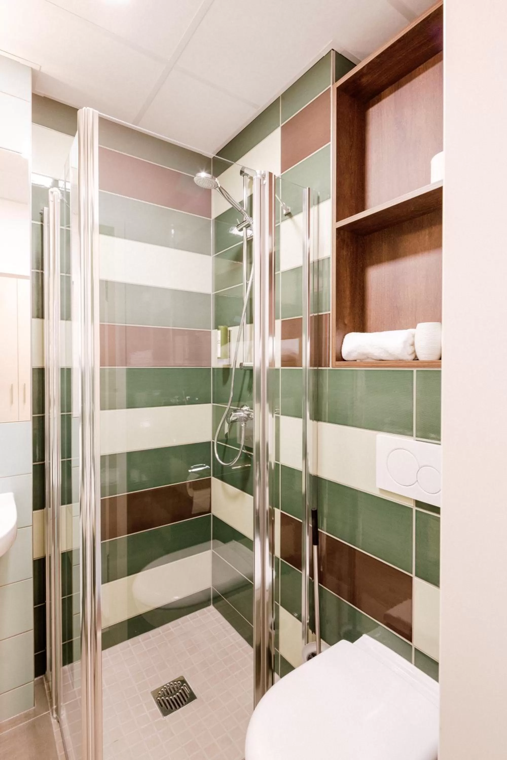 Bathroom, Bed in Hotel am Zoo