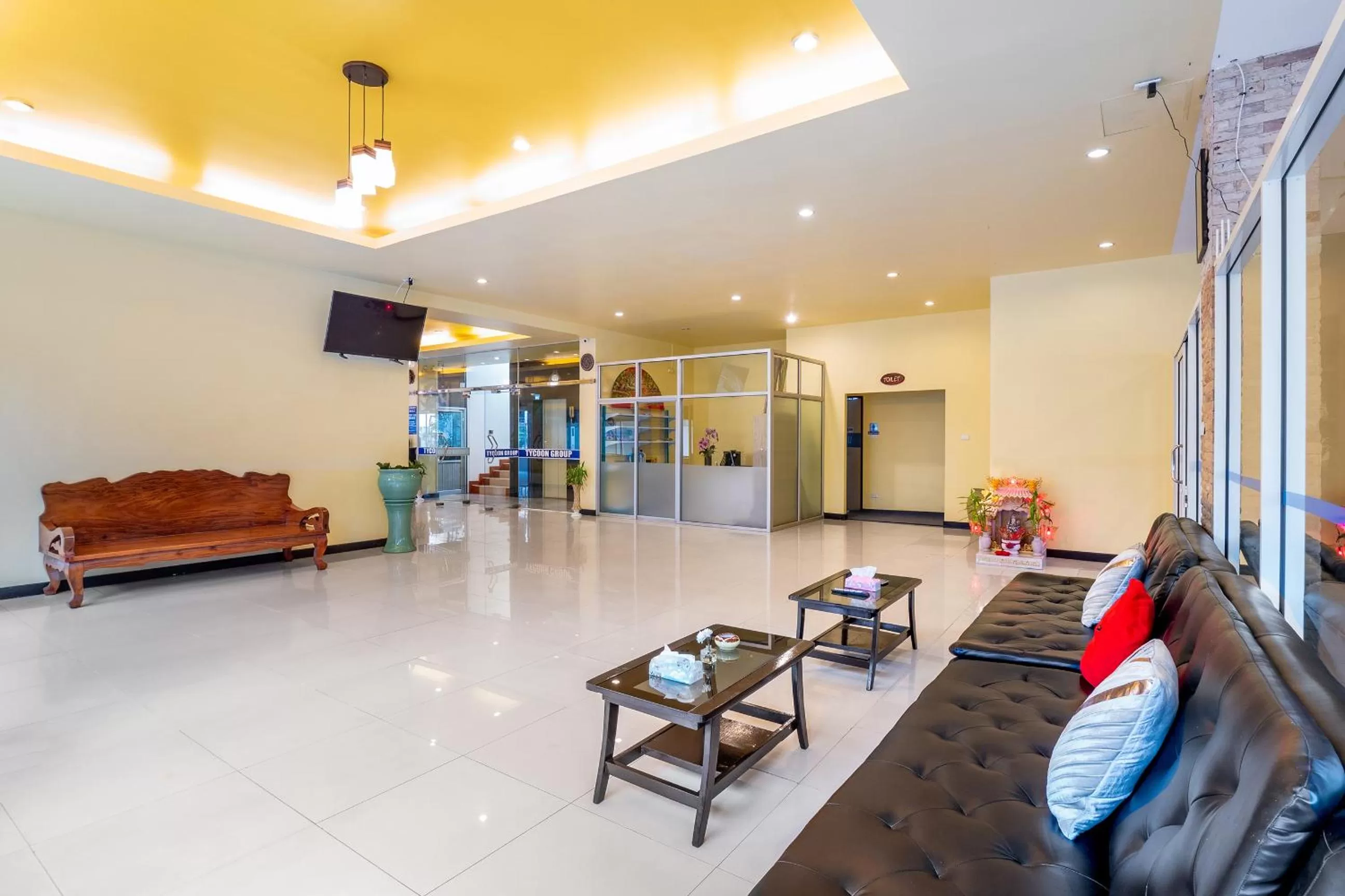 Communal lounge/ TV room in Tycoon place garden