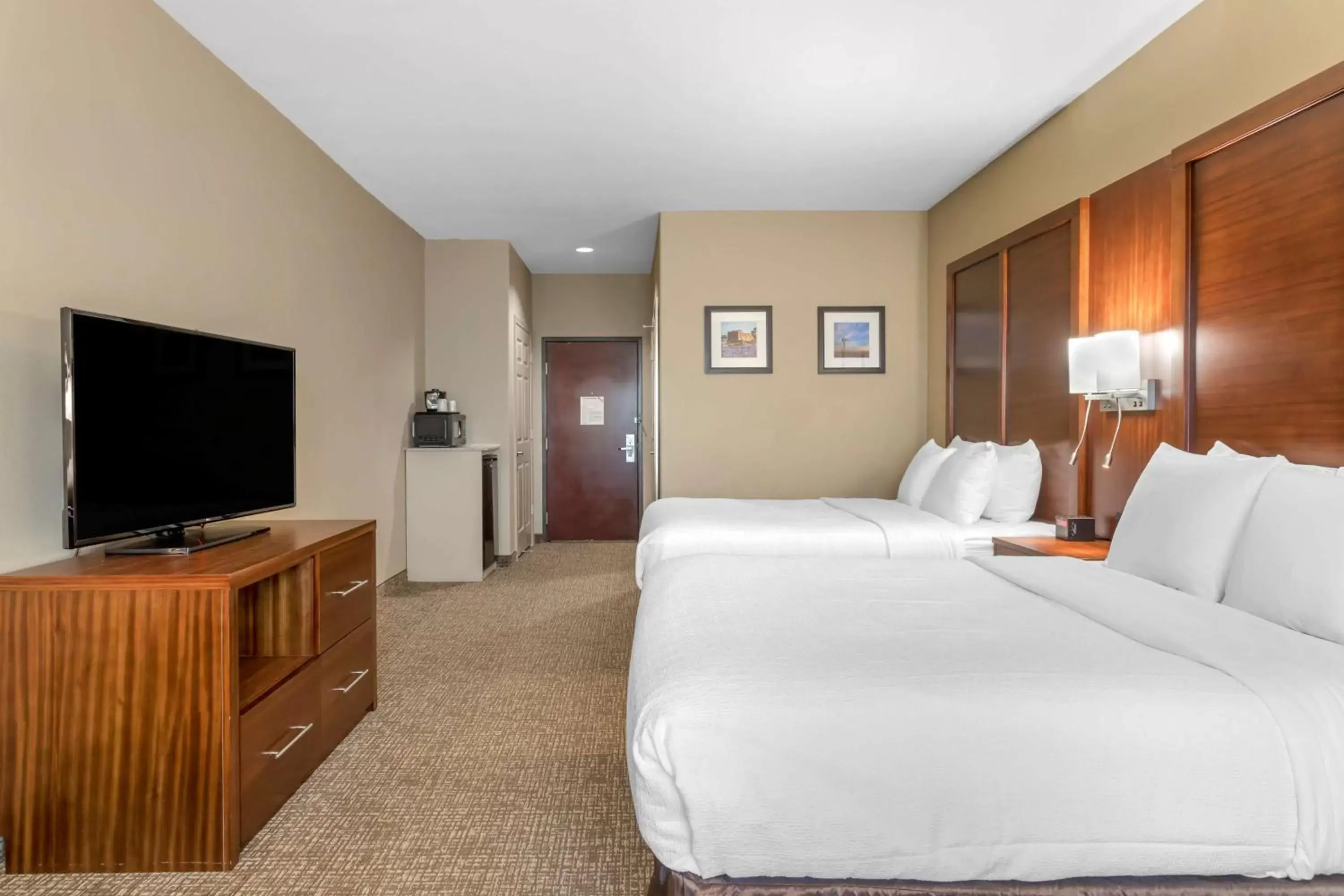 Bedroom, TV/Entertainment Center in Best Western Texas City