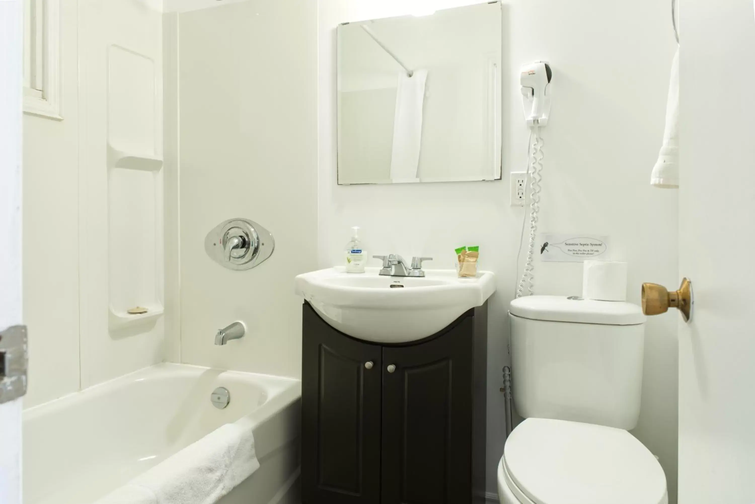 Bathroom in Lakeside Inn