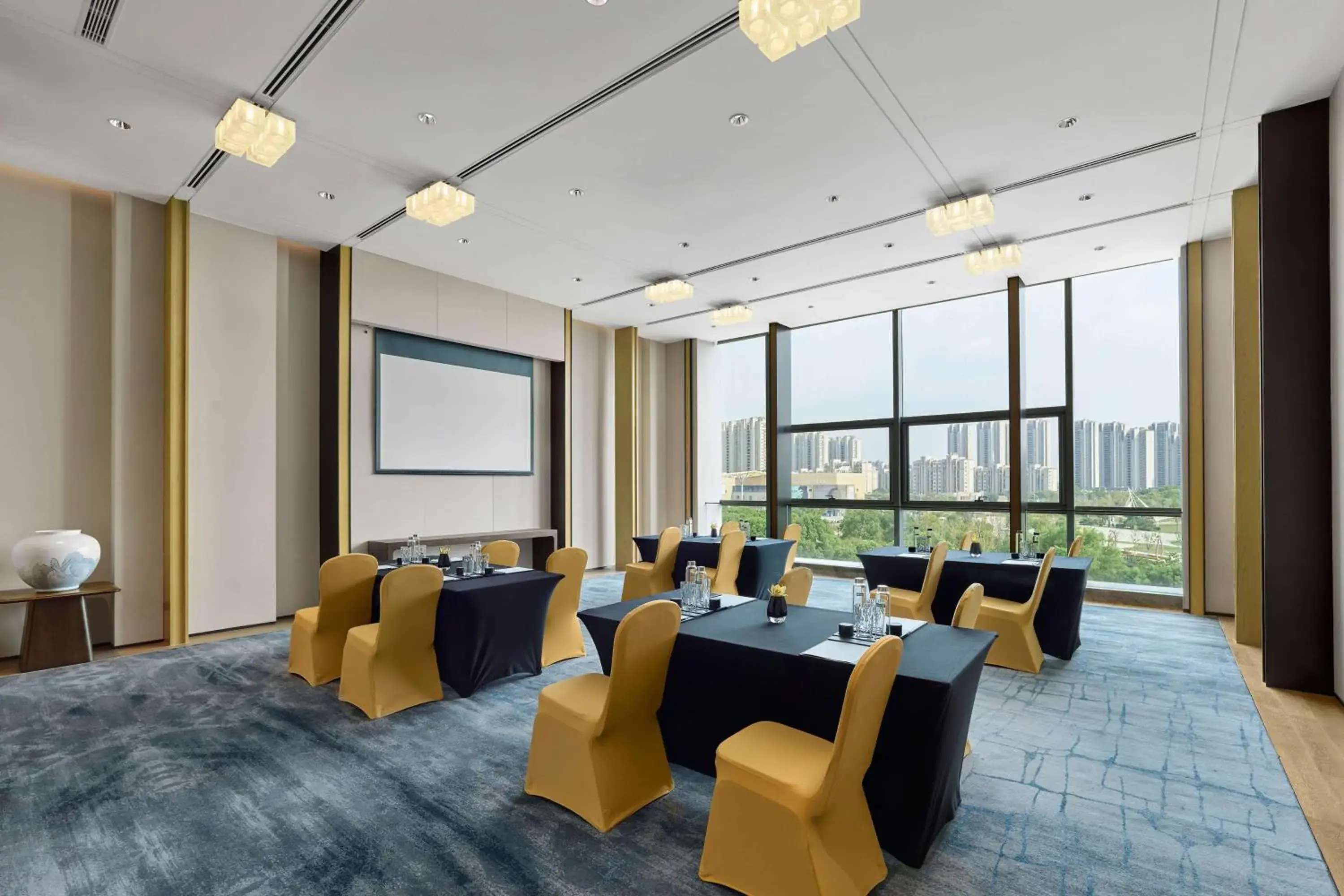 Meeting/conference room in Hilton Suzhou Yinshan Lake