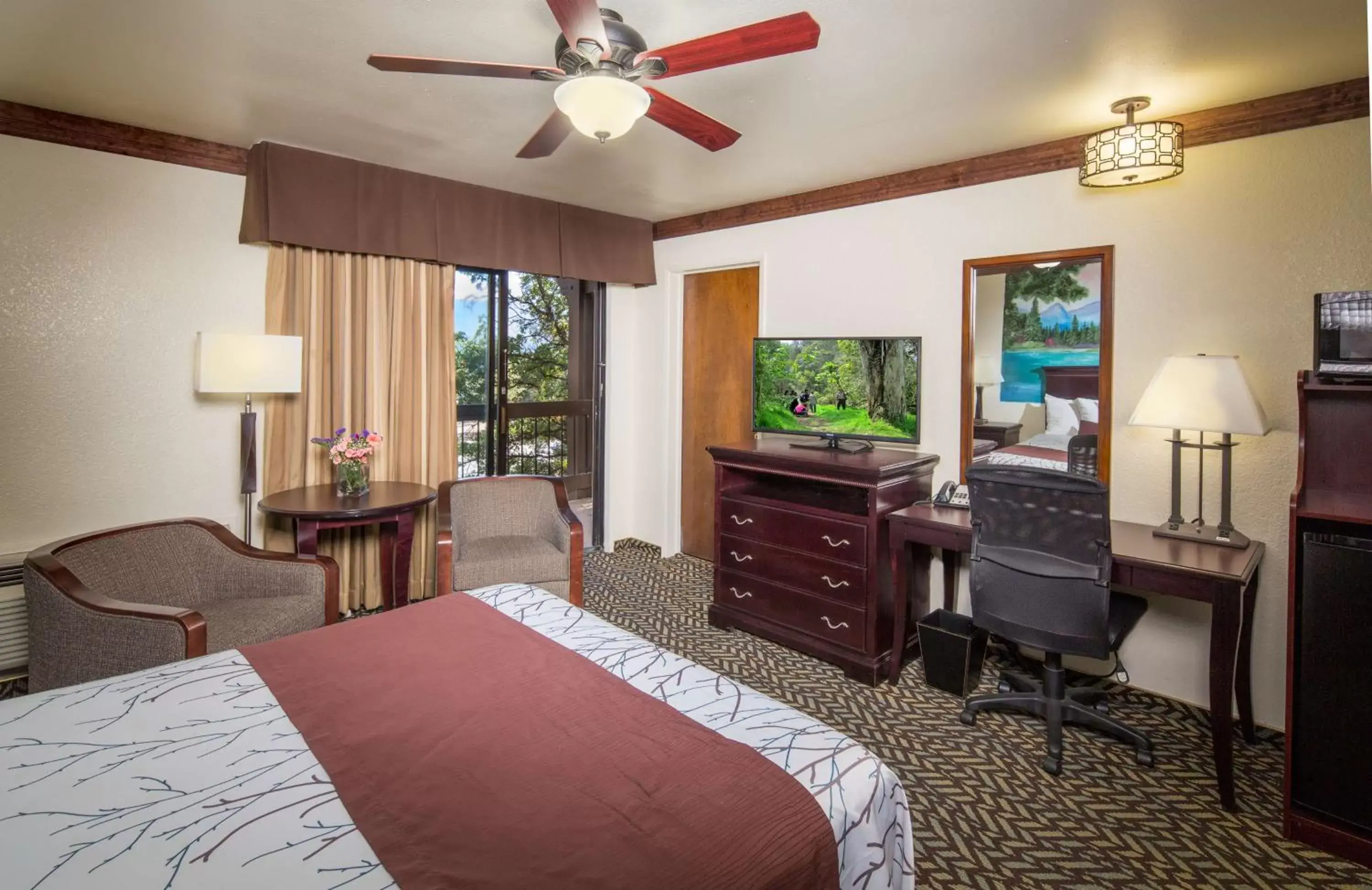 Photo of the whole room, Bed in Best Western Plus Yosemite Gateway Inn